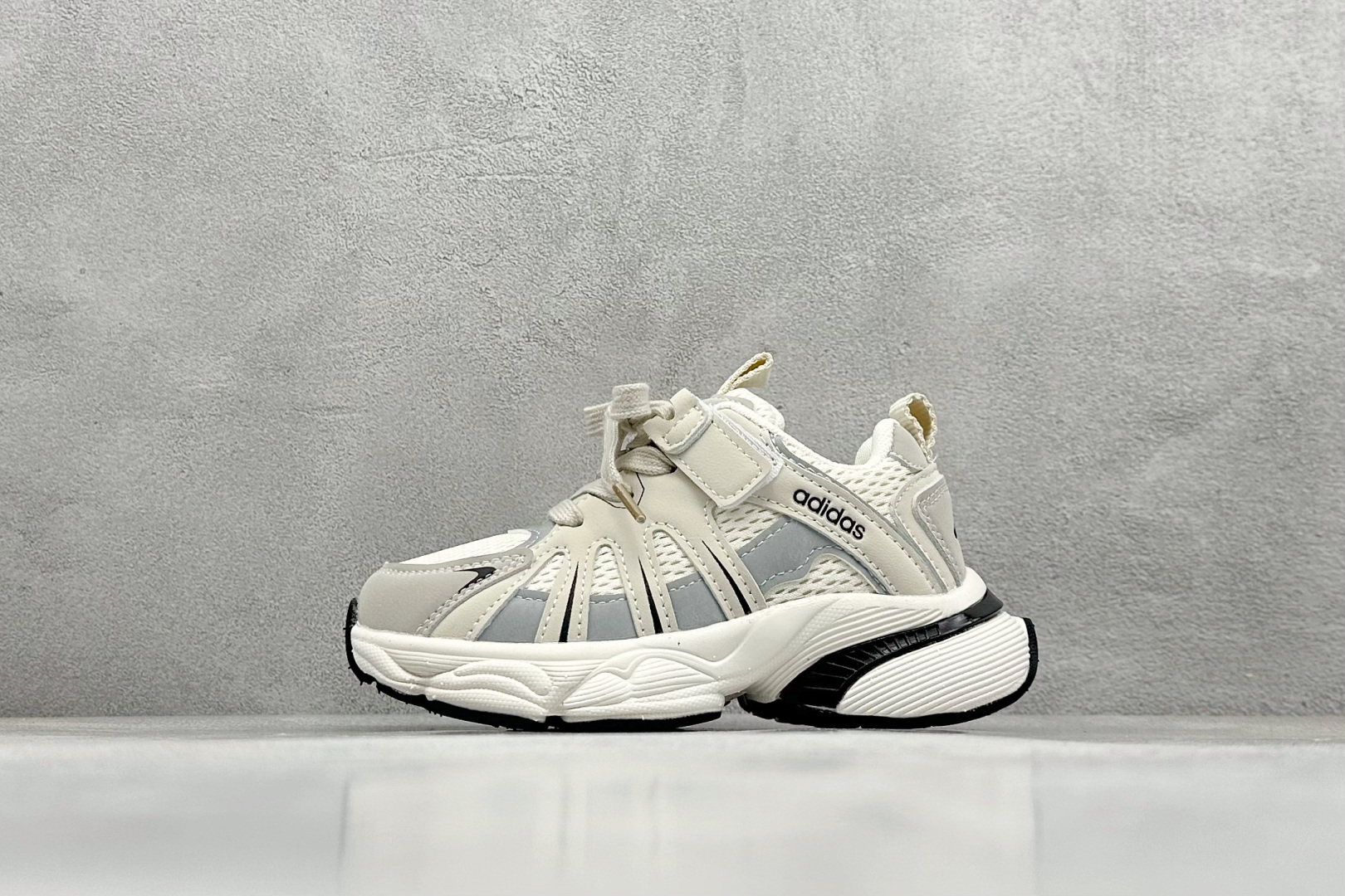 120 Adidas 阿迪达斯 太空革网面 时尚 百搭设计舒适 防滑透气 低帮 儿童休闲鞋 阿迪童鞋