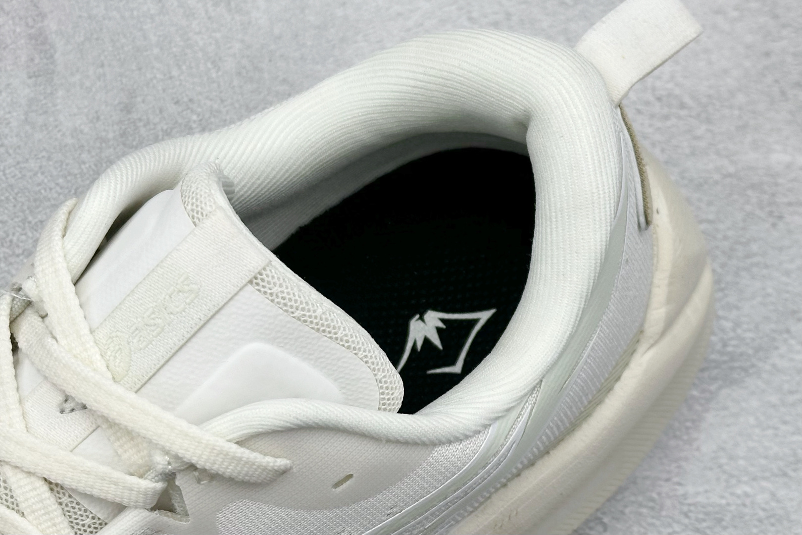 200 Asics Trabuco 4 亚瑟士运动休闲透气专业跑鞋 1011B976-100