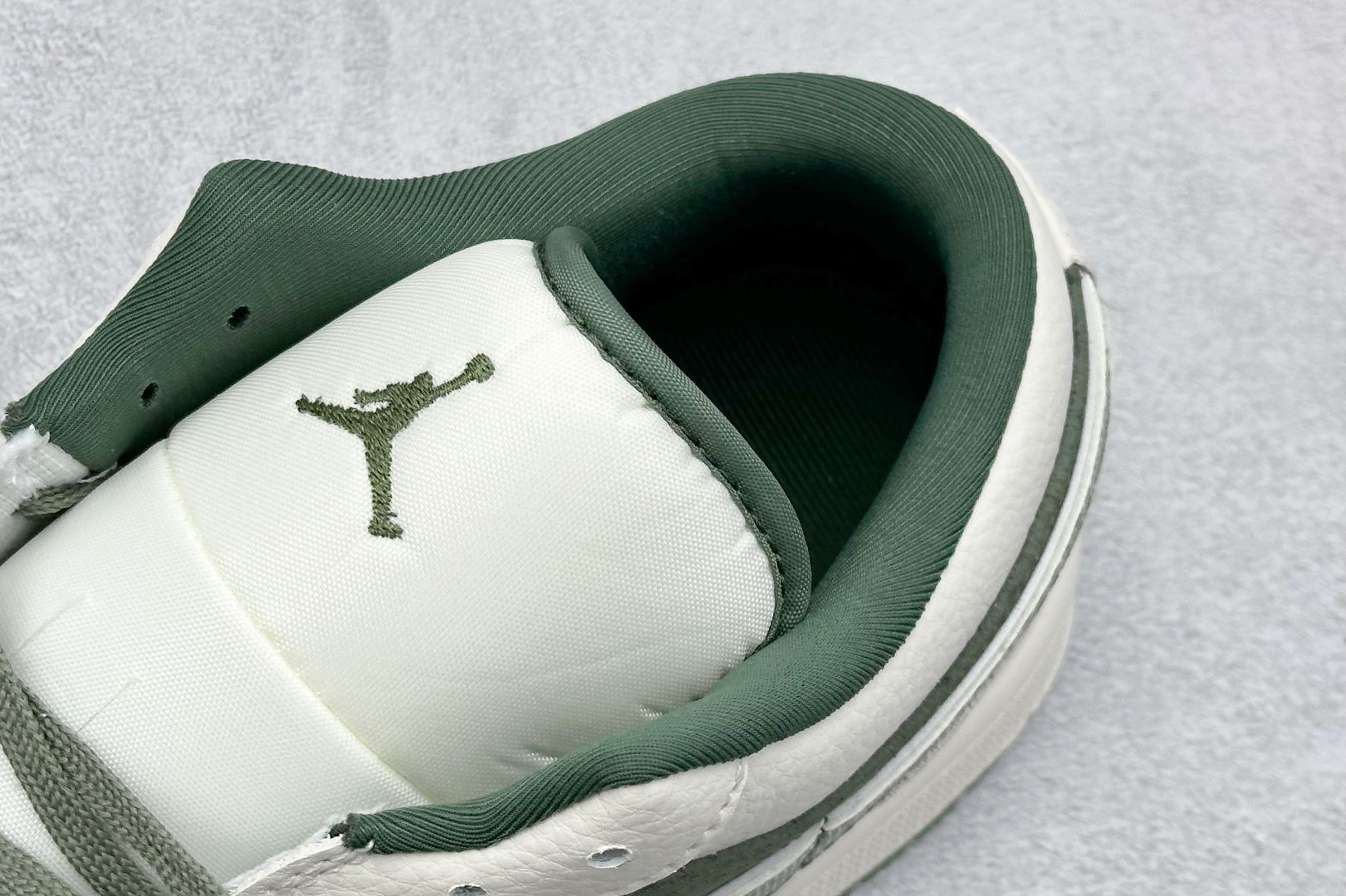 XC版Nike Jordan Air Jordan 1“古驰联名——浅绿米花勾” 高端定制 低帮 复古 减震 防滑 耐磨 篮球鞋 QR2025-002