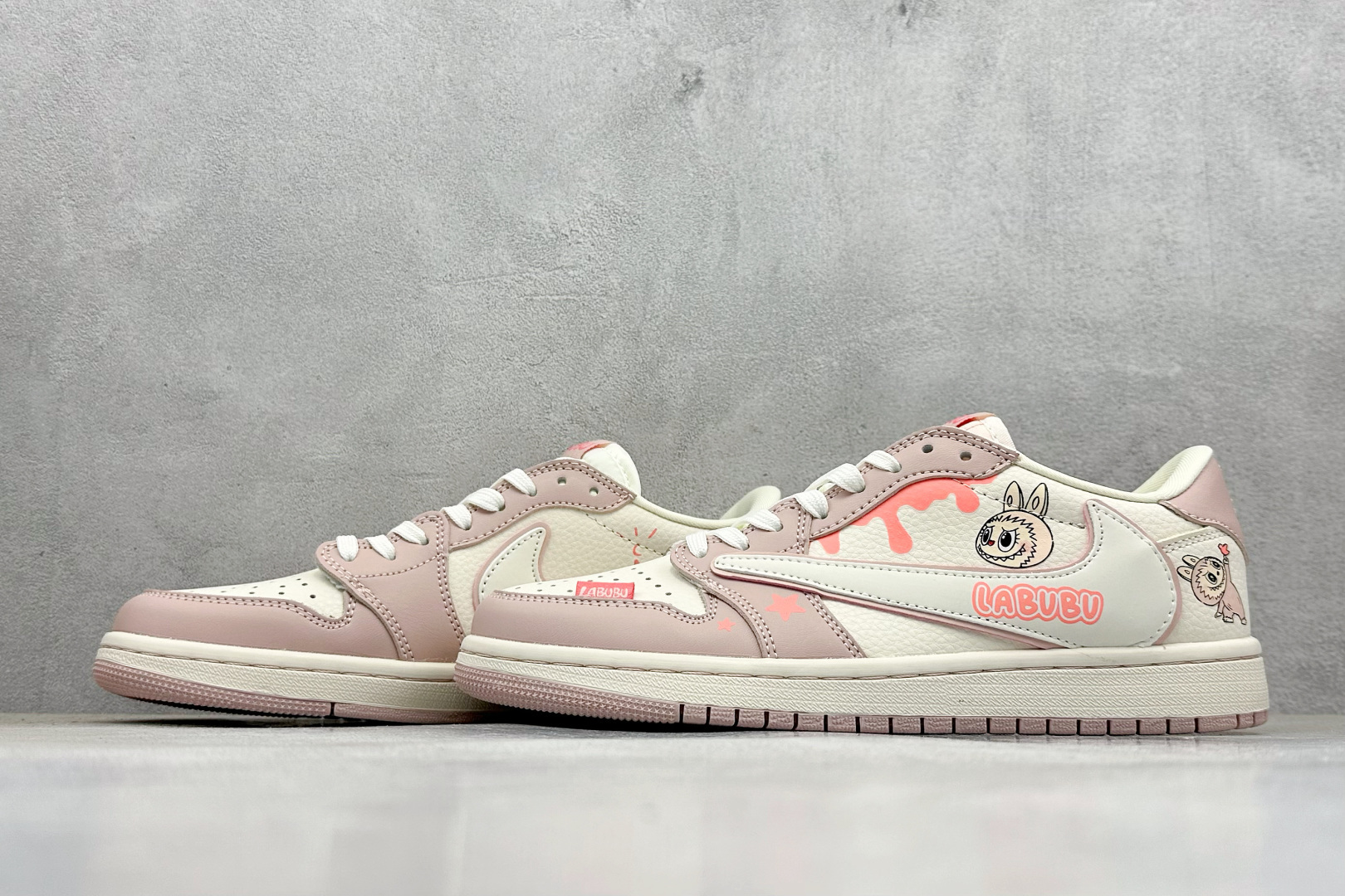 XC版Travis Scott x Fragment Design x Jordan Air Jordan 1 Low SP “粉泼墨拉布布” DZ5899-021