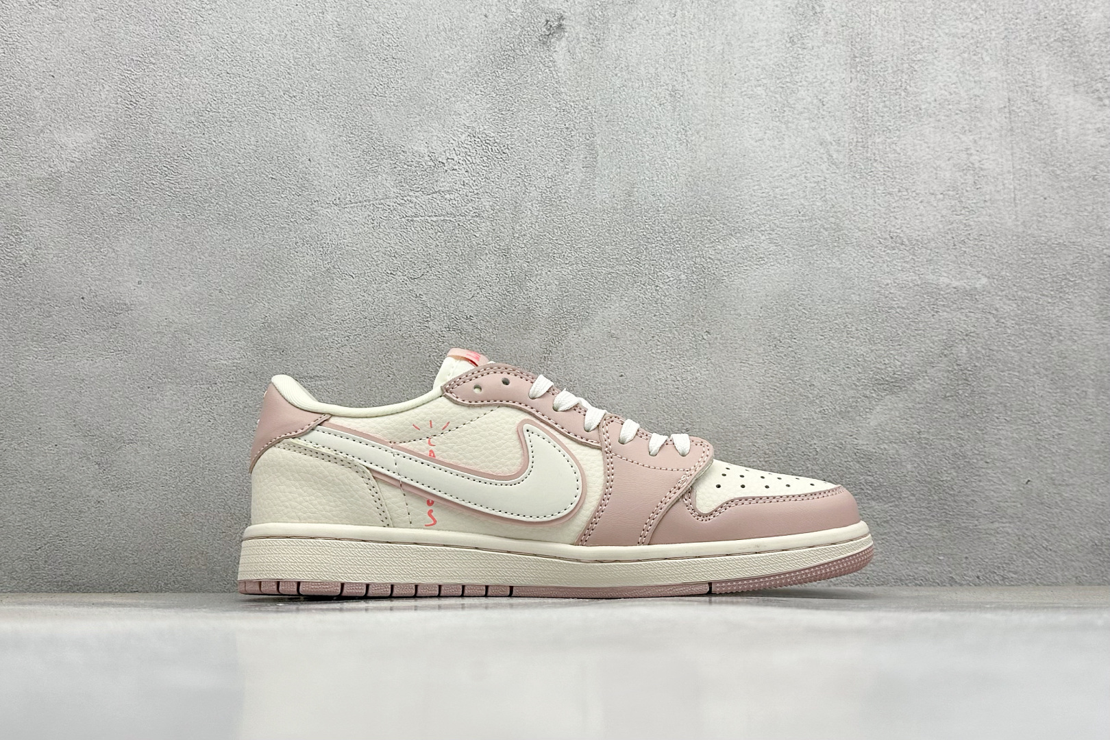 XC版Travis Scott x Fragment Design x Jordan Air Jordan 1 Low SP “粉泼墨拉布布” DZ5899-021