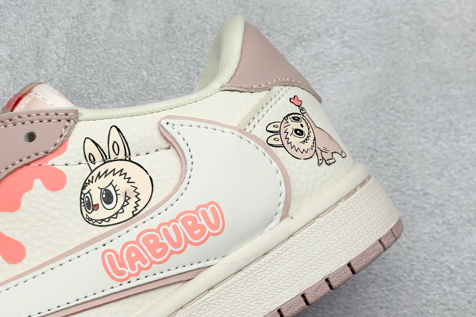 XC版Travis Scott x Fragment Design x Jordan Air Jordan 1 Low SP “粉泼墨拉布布” DZ5899-021