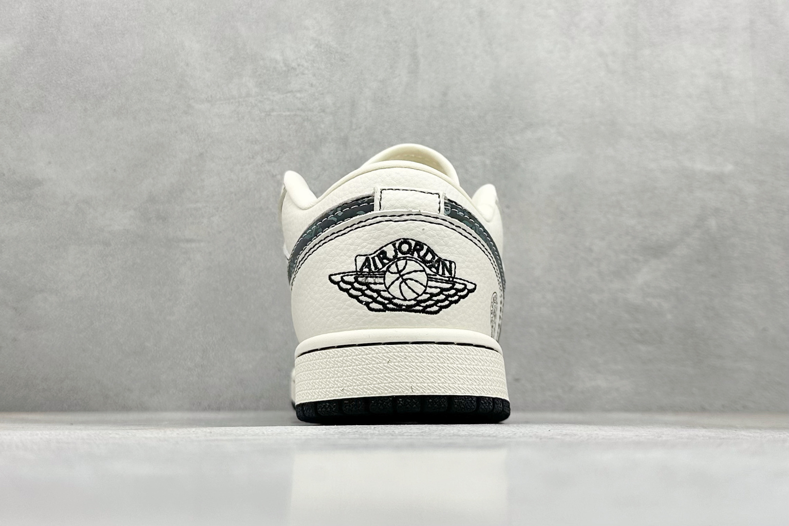280 XC版Nike Jordan Air Jordan 1“克罗心联名——花勾猪八” 高端定制 低帮 复古 减震 防滑 耐磨 篮球鞋 QR2025-004