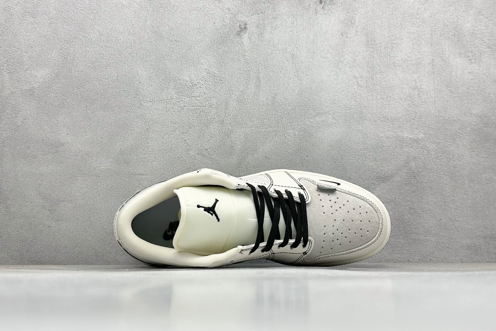 280 XC版Nike Jordan Air Jordan 1“克罗心联名——花勾猪八” 高端定制 低帮 复古 减震 防滑 耐磨 篮球鞋 QR2025-004