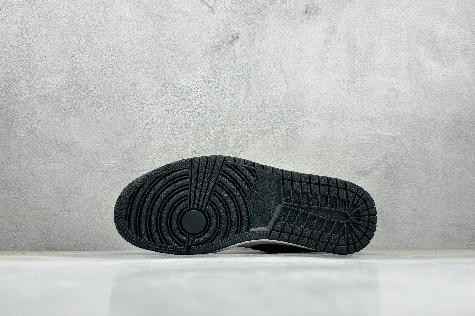 280 XC版Nike Jordan Air Jordan 1“克罗心联名——花勾猪八” 高端定制 低帮 复古 减震 防滑 耐磨 篮球鞋 QR2025-004