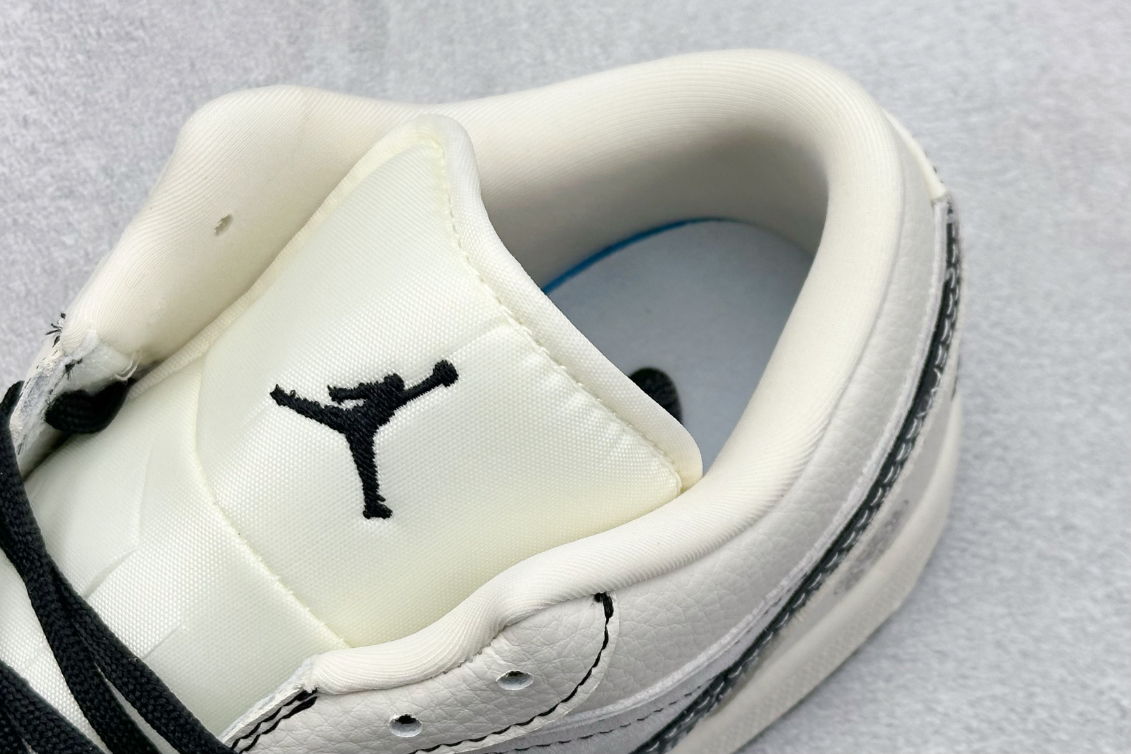 280 XC版Nike Jordan Air Jordan 1“克罗心联名——花勾猪八” 高端定制 低帮 复古 减震 防滑 耐磨 篮球鞋 QR2025-004