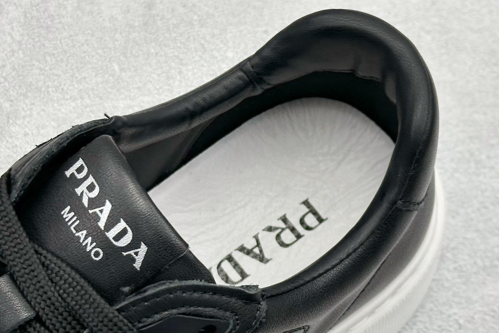 420 PRADA 普拉达男鞋厚底徽标低帮休闲鞋运动板鞋系列