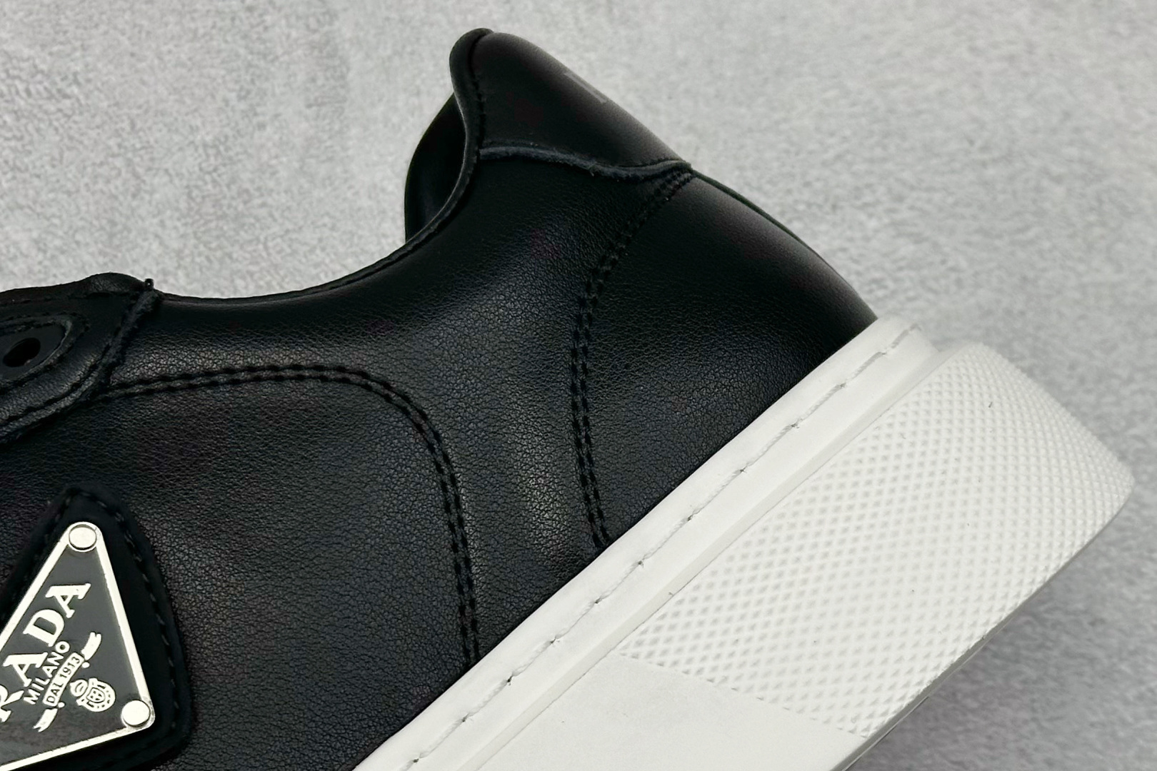 420 PRADA 普拉达男鞋厚底徽标低帮休闲鞋运动板鞋系列