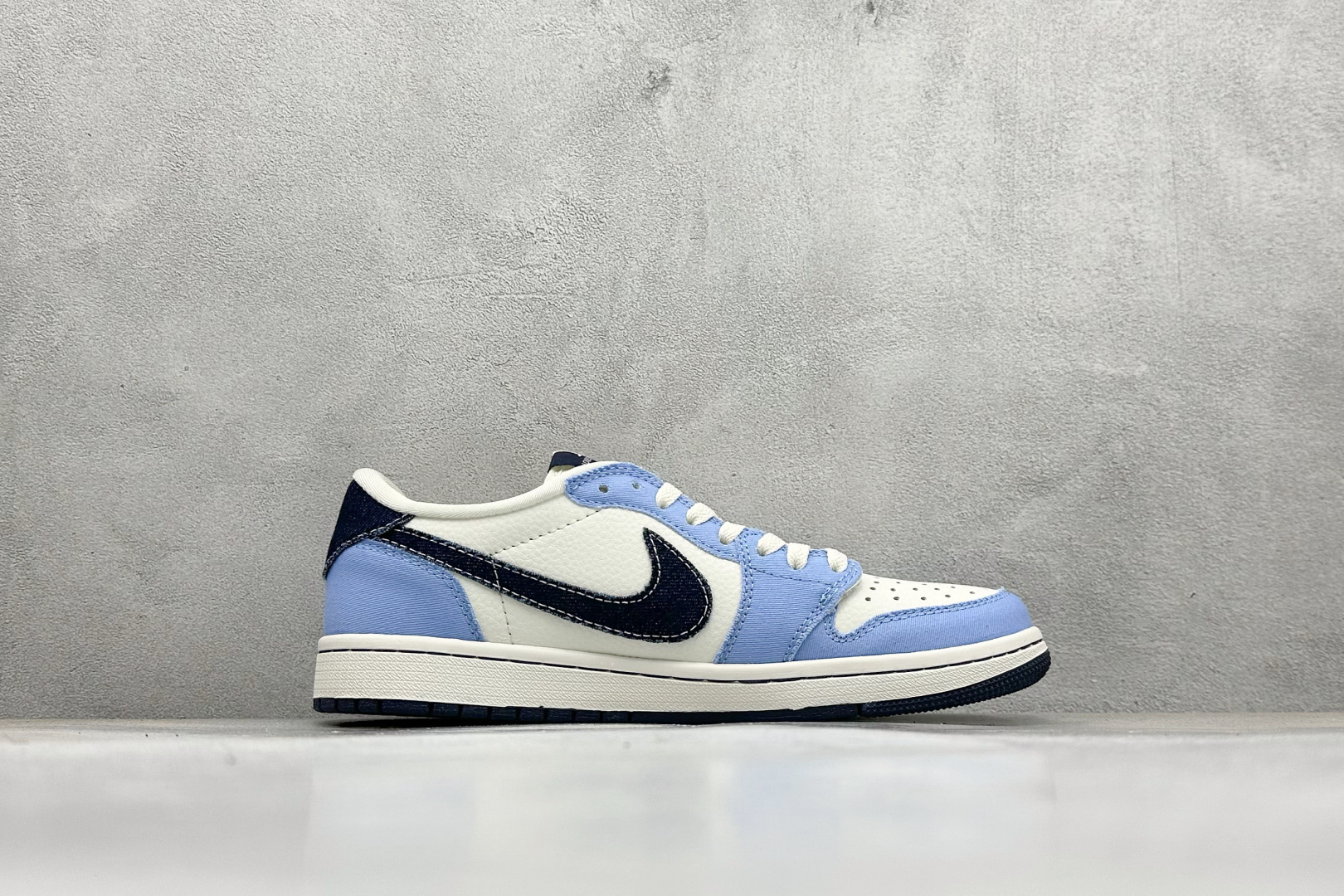 Travis Scott x Nike Air Jordan 1 Low x Louis Vuitton Air Jordan 1 Low 反转蓝白黑倒钩 JW1188-146