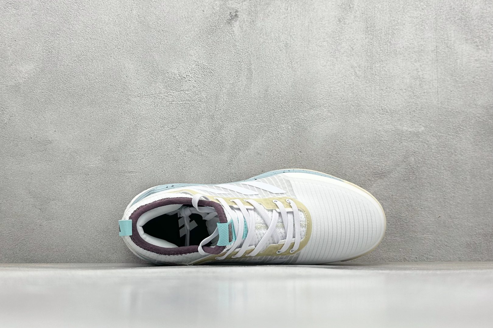 220 ADIDAS CRAZYFLIGHT MID 运动鞋 减震防滑 针织网面设计 鞋底采用真爆颗粒 三层组合大底 舒适透气 GY1258