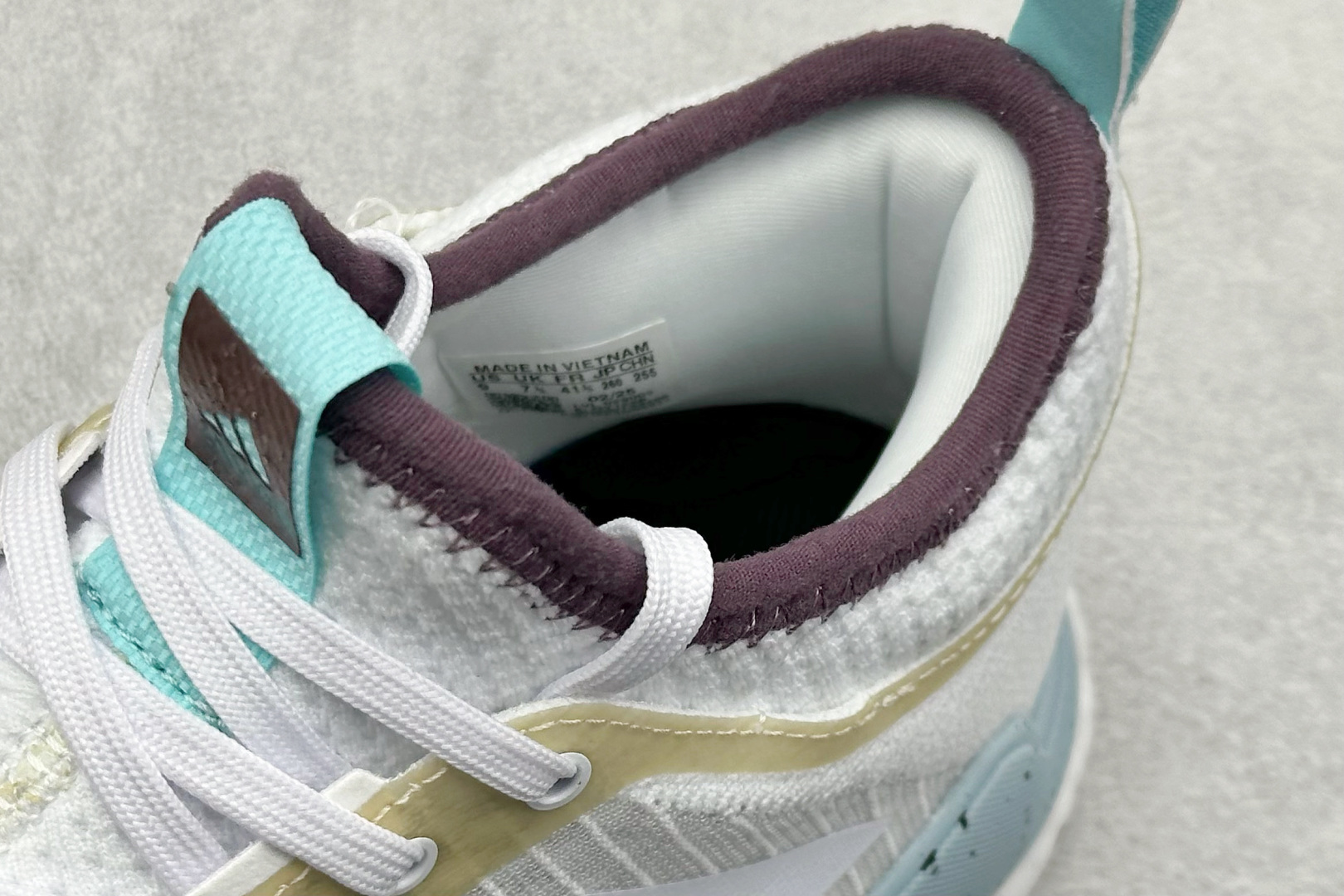 220 ADIDAS CRAZYFLIGHT MID 运动鞋 减震防滑 针织网面设计 鞋底采用真爆颗粒 三层组合大底 舒适透气 GY1258