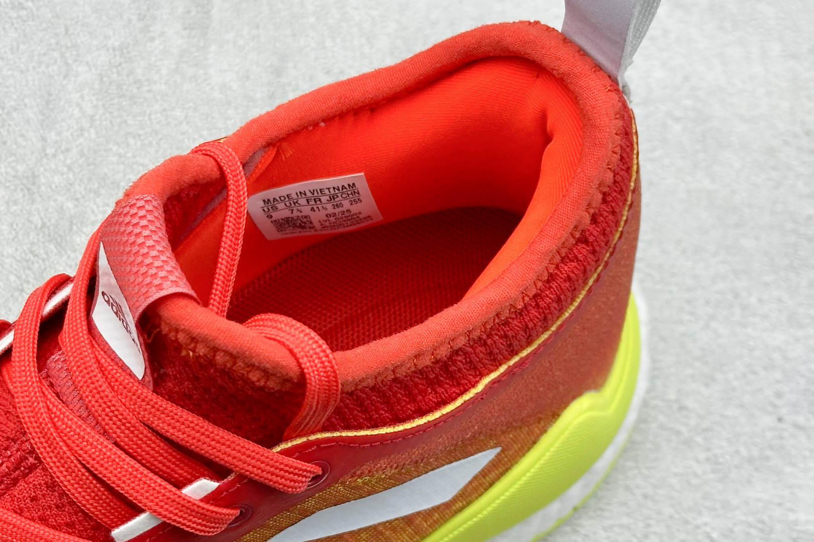 220 ADIDAS CRAZYFLIGHT MID 运动鞋 减震防滑 针织网面设计 鞋底采用真爆颗粒 三层组合大底 舒适透气 HO4964