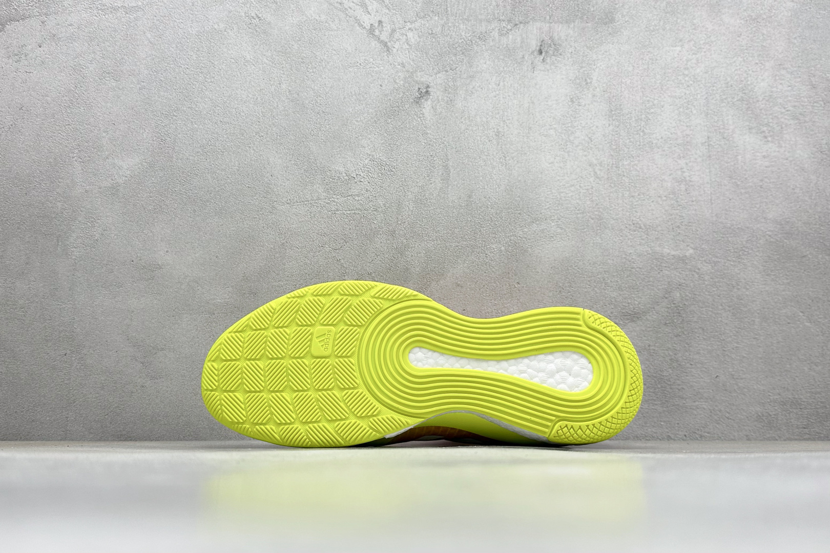 220 ADIDAS CRAZYFLIGHT MID 运动鞋 减震防滑 针织网面设计 鞋底采用真爆颗粒 三层组合大底 舒适透气 HO4964