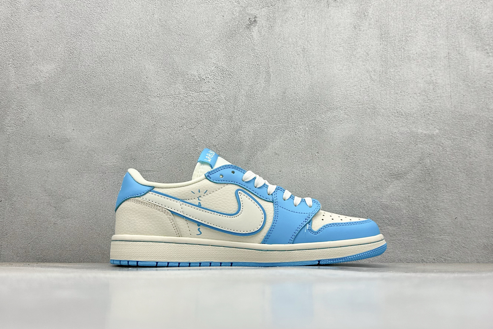 XC版Travis Scott x Nike Air Jordan 1 Low x LABUBU Air Jordan 1 Low 反转蓝白倒钩 DZ5899-022