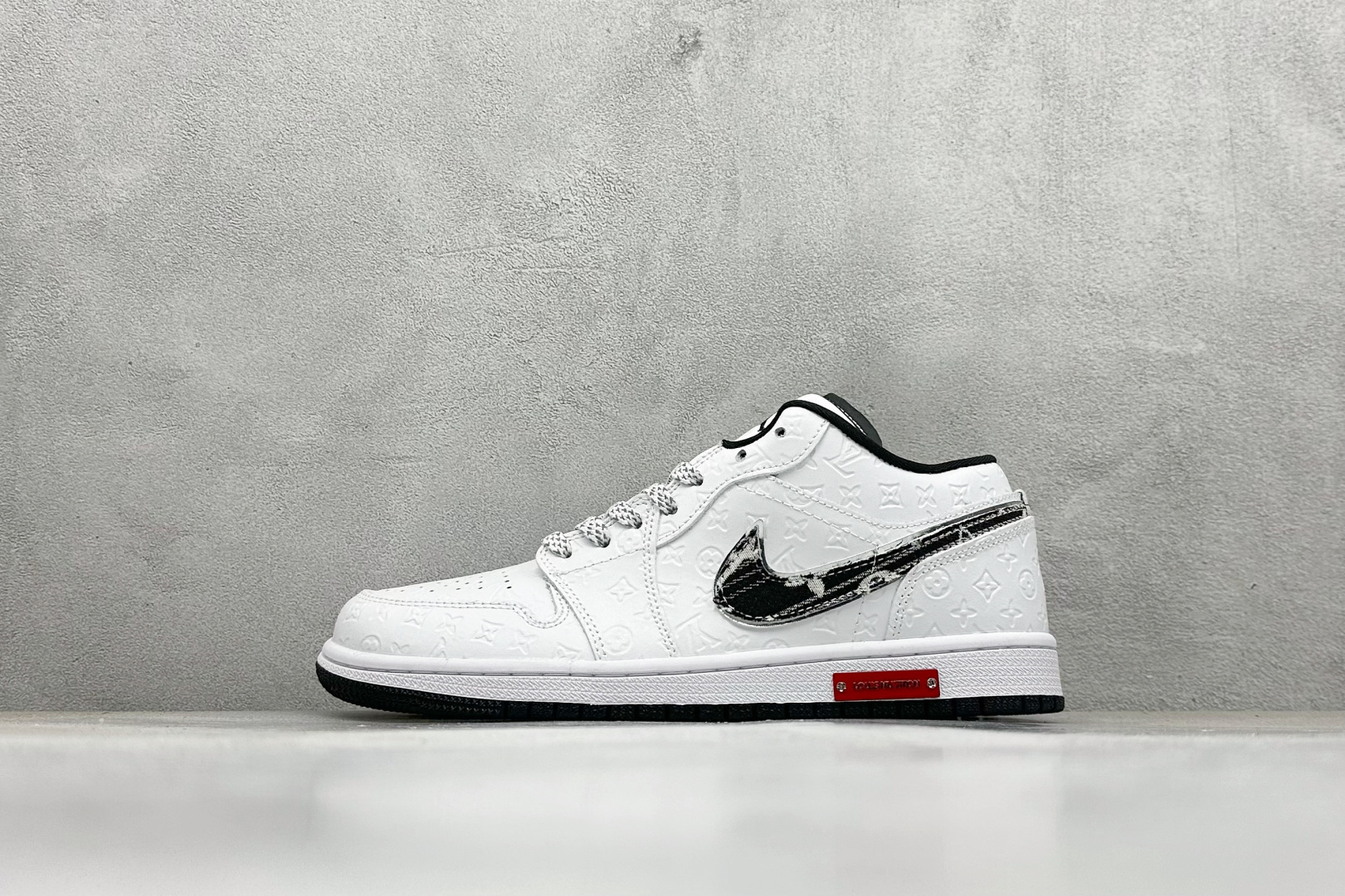 240 Air Jordan 1 Low AJ1 乔1 “LV路易威登联名---黑白帆布牛仔印花”高端定制 低帮复古篮球鞋 QG1988-011-Chinese UA Cheap High Quatity Brand Clothes Bags handbags Sneakers wholesale wholesaler seller from China Factory suppliers Fashion Clothing Shoes best Quality Beautiful Price 240 Air Jordan 1 Low AJ1 乔1 “LV路易威登联名---黑白帆布牛仔印花”高端定制 低帮复古篮球鞋 QG1988-011