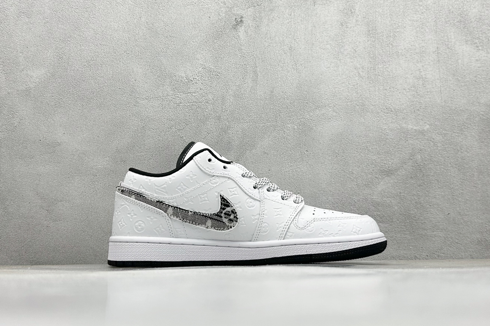 240 Air Jordan 1 Low AJ1 乔1 “LV路易威登联名---黑白帆布牛仔印花”高端定制 低帮复古篮球鞋 QG1988-011-Chinese UA Cheap High Quatity Brand Clothes Bags handbags Sneakers wholesale wholesaler seller from China Factory suppliers Fashion Clothing Shoes best Quality Beautiful Price 240 Air Jordan 1 Low AJ1 乔1 “LV路易威登联名---黑白帆布牛仔印花”高端定制 低帮复古篮球鞋 QG1988-011