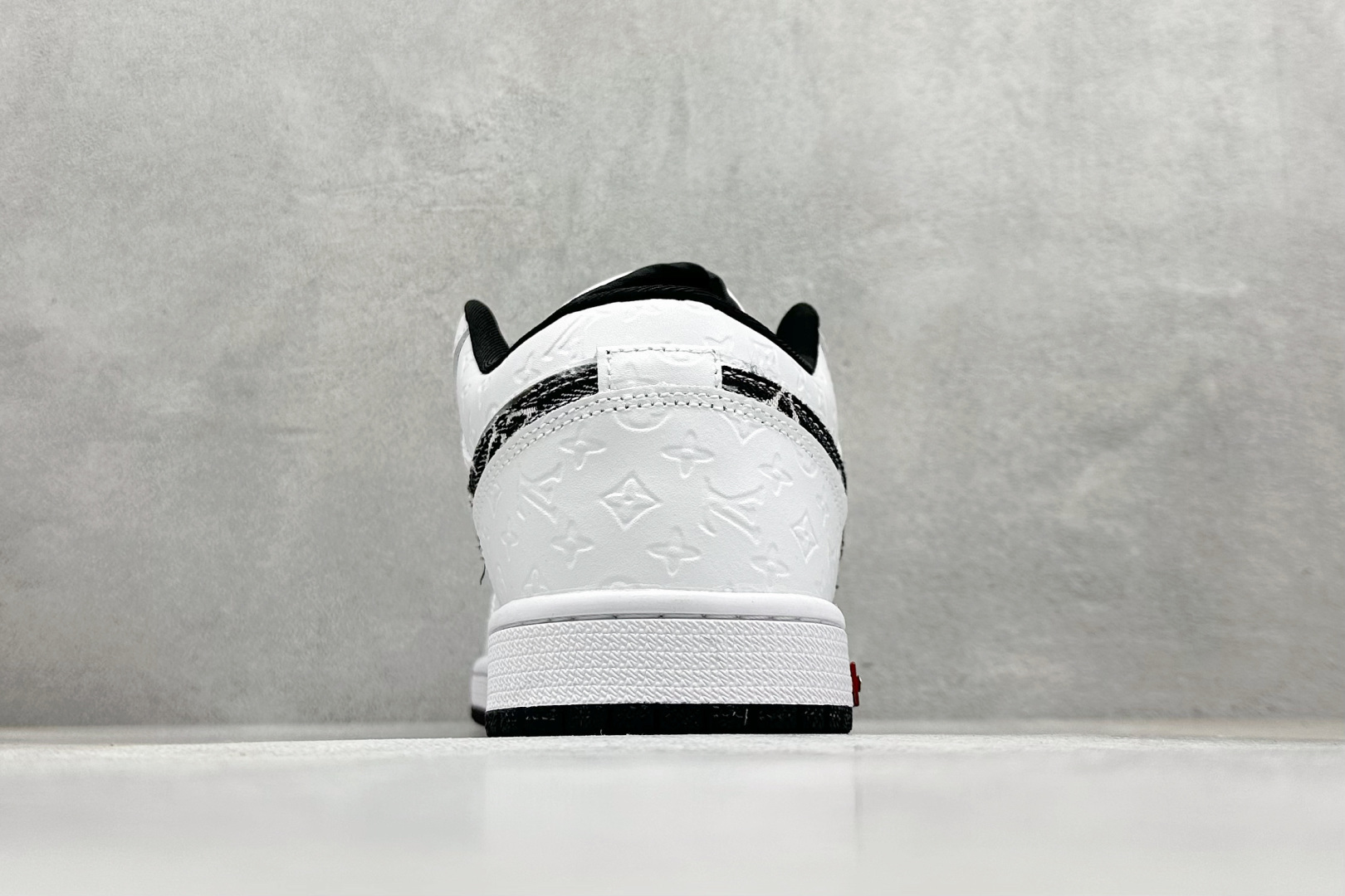 240 Air Jordan 1 Low AJ1 乔1 “LV路易威登联名---黑白帆布牛仔印花”高端定制 低帮复古篮球鞋 QG1988-011-Chinese UA Cheap High Quatity Brand Clothes Bags handbags Sneakers wholesale wholesaler seller from China Factory suppliers Fashion Clothing Shoes best Quality Beautiful Price 240 Air Jordan 1 Low AJ1 乔1 “LV路易威登联名---黑白帆布牛仔印花”高端定制 低帮复古篮球鞋 QG1988-011