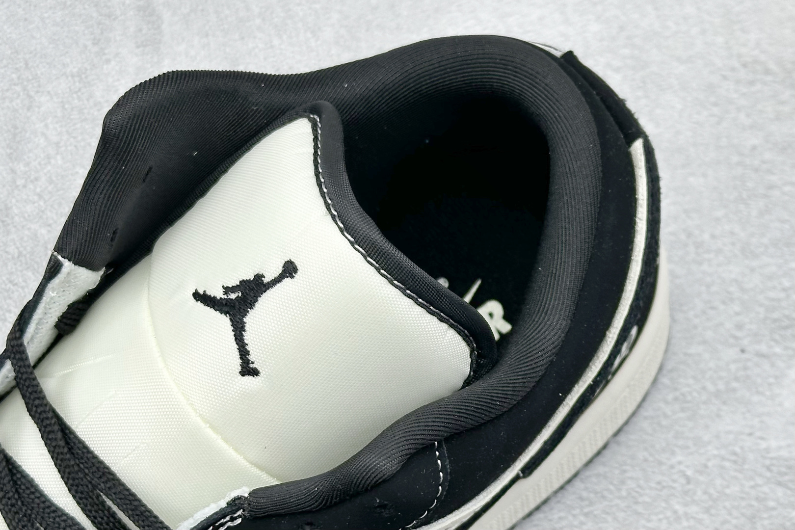 Nike Jordan Air Jordan 1 “克罗心联名——米黑马克线” 高端定制 乔丹低帮休闲板鞋 QJ2025-003