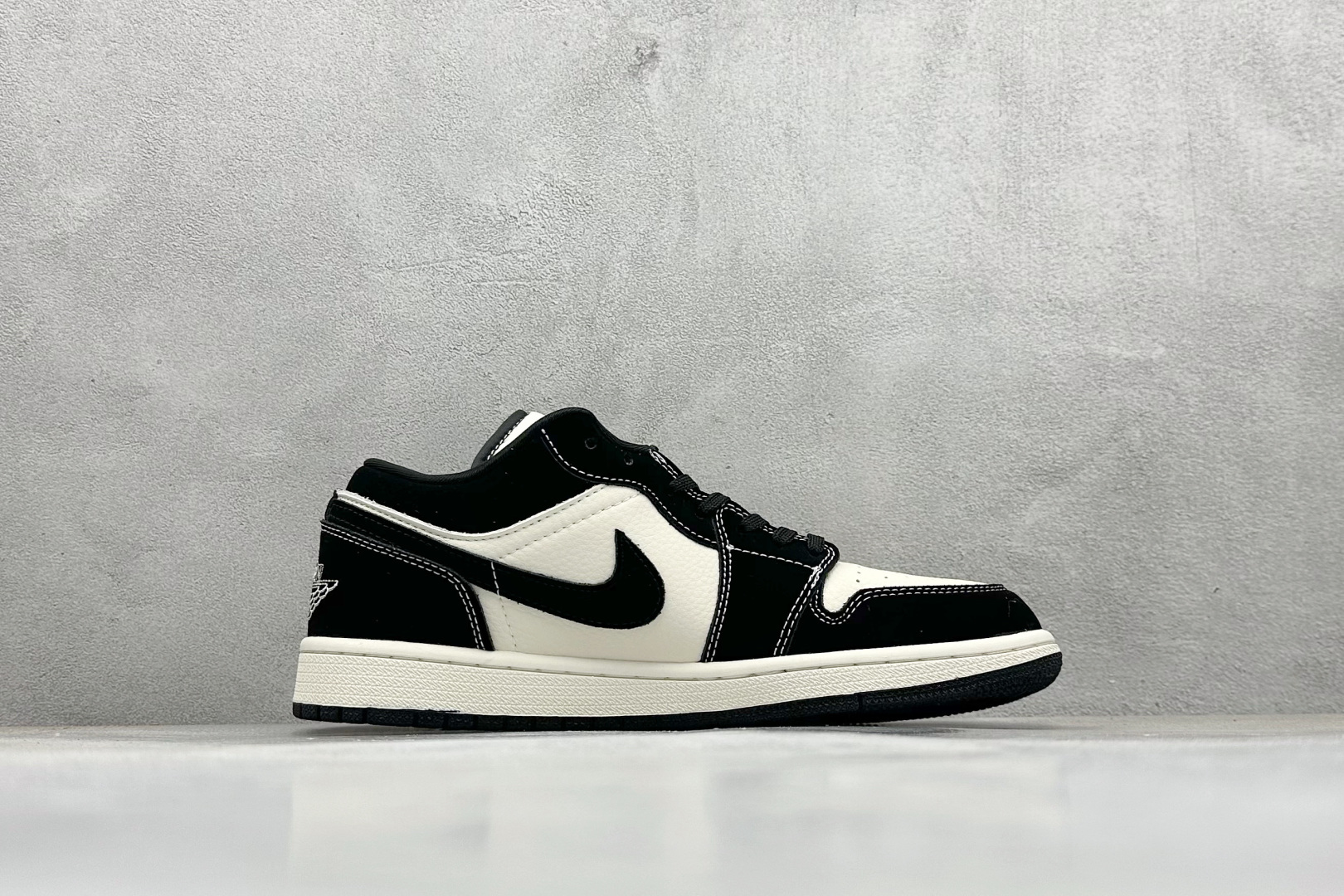 Nike Jordan Air Jordan 1 “克罗心联名——米黑马克线” 高端定制 乔丹低帮休闲板鞋 QJ2025-003