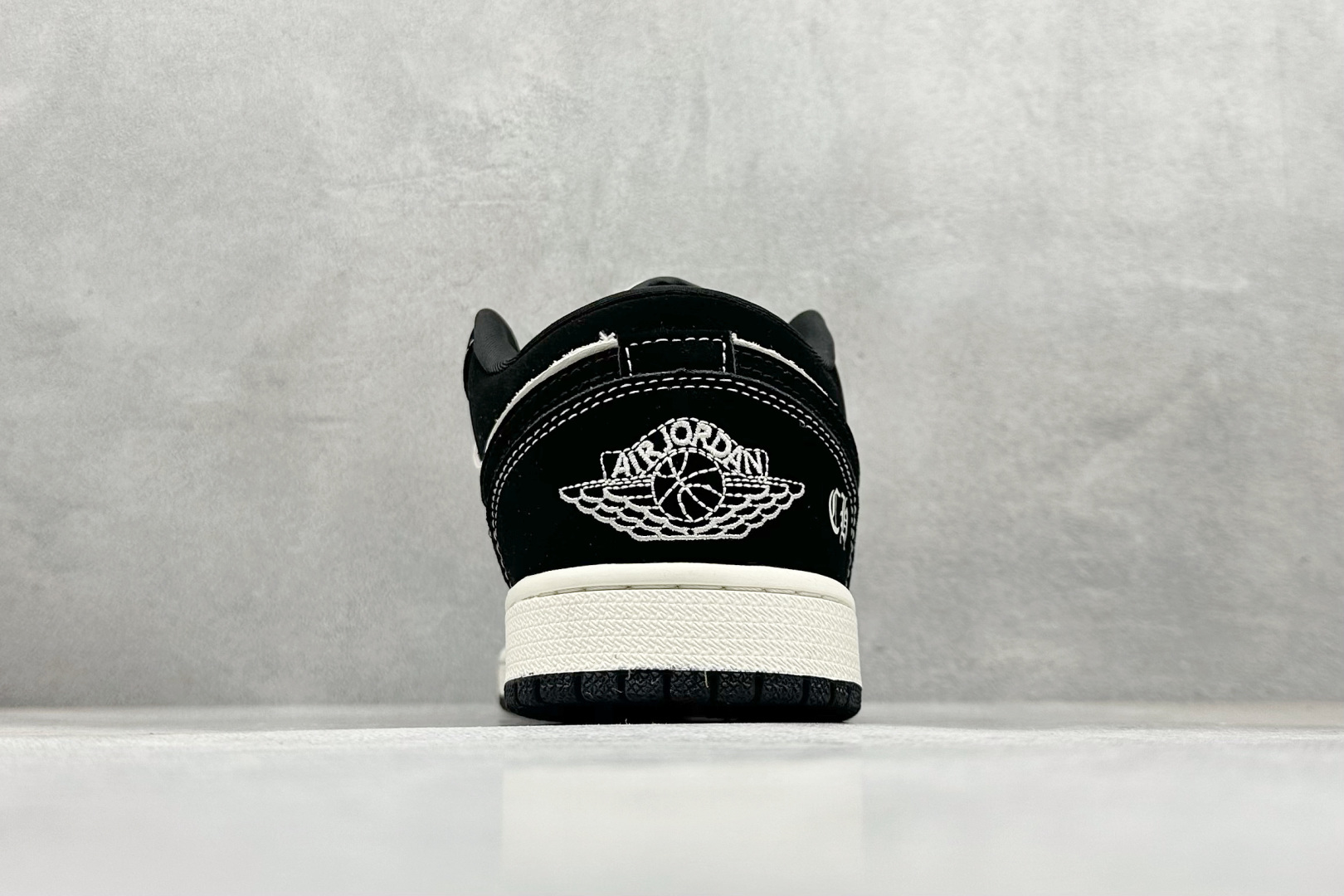 Nike Jordan Air Jordan 1 “克罗心联名——米黑马克线” 高端定制 乔丹低帮休闲板鞋 QJ2025-003