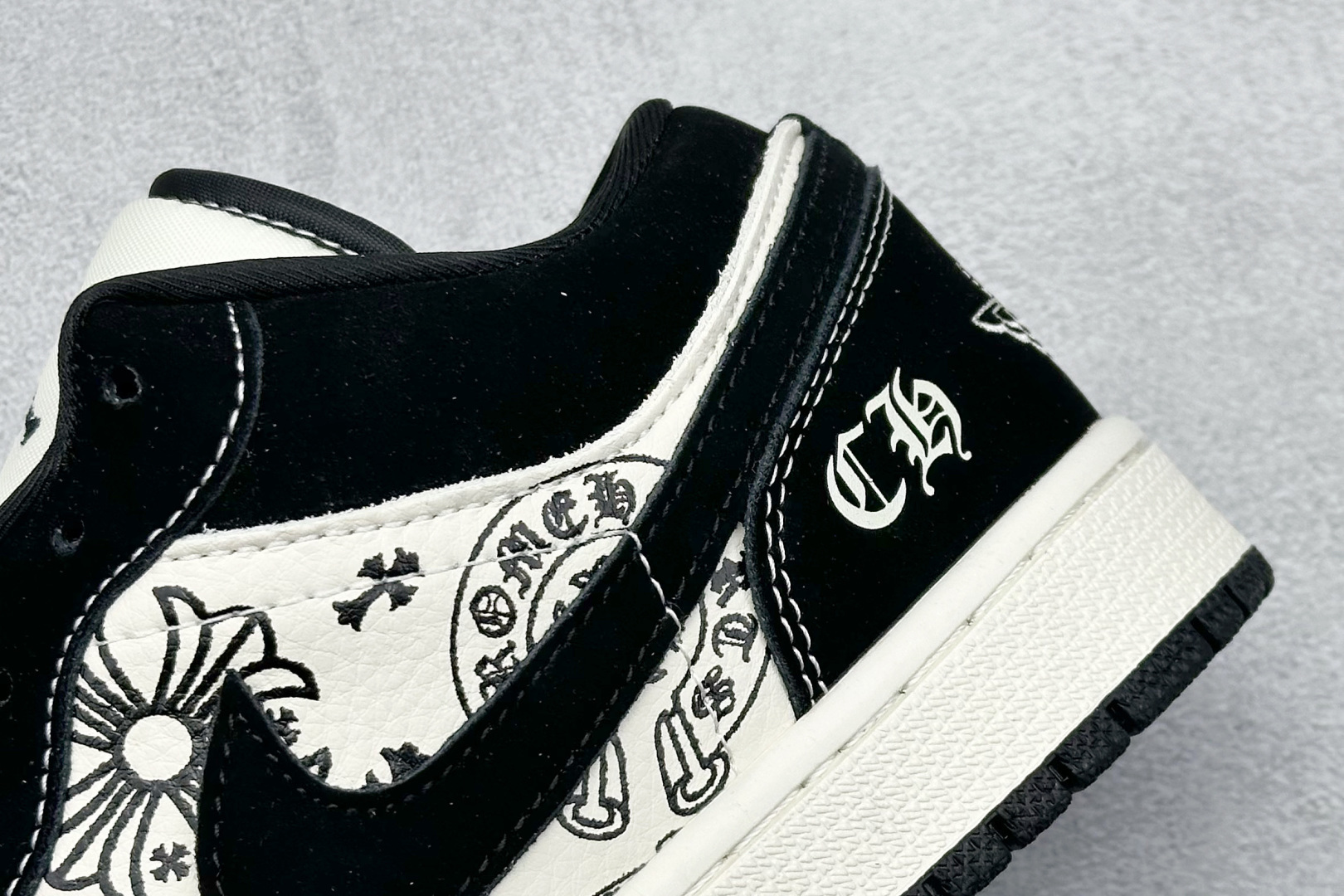 Nike Jordan Air Jordan 1 “克罗心联名——米黑马克线” 高端定制 乔丹低帮休闲板鞋 QJ2025-003