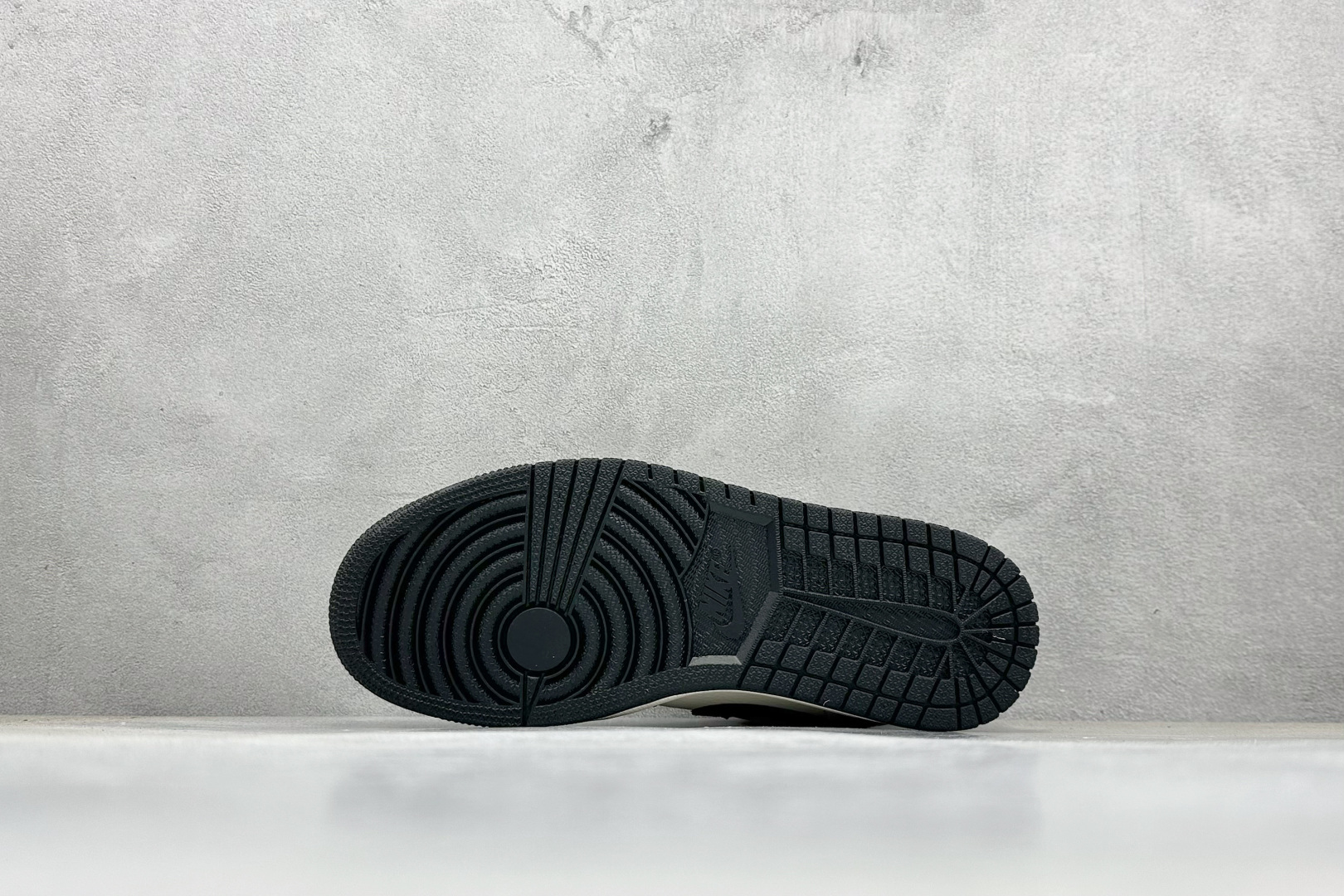 Nike Jordan Air Jordan 1 “克罗心联名——米黑马克线” 高端定制 乔丹低帮休闲板鞋 QJ2025-003