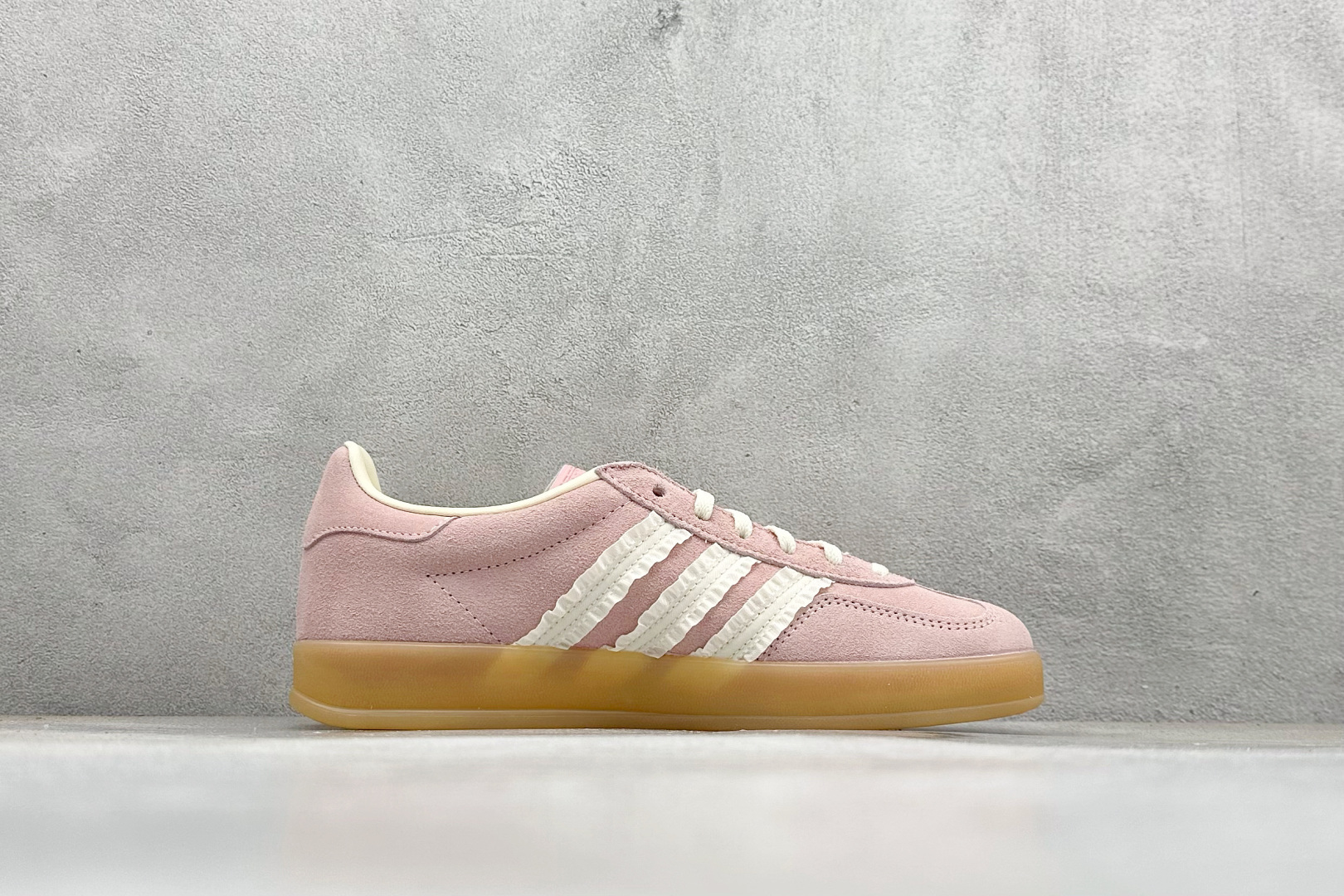 Adidas Originals Gazelle Indoor三叶草复古休闲防滑耐磨低帮板鞋 JS1413-Top High Quatity Cheap Sneakers Fashion Clothing Clothes Bags handbags Shoes of all Brand wholesale With The best Quality And Beautiful Price from China Factory Chinese suppliers wholesaler seller Adidas Originals Gazelle Indoor三叶草复古休闲防滑耐磨低帮板鞋 JS1413