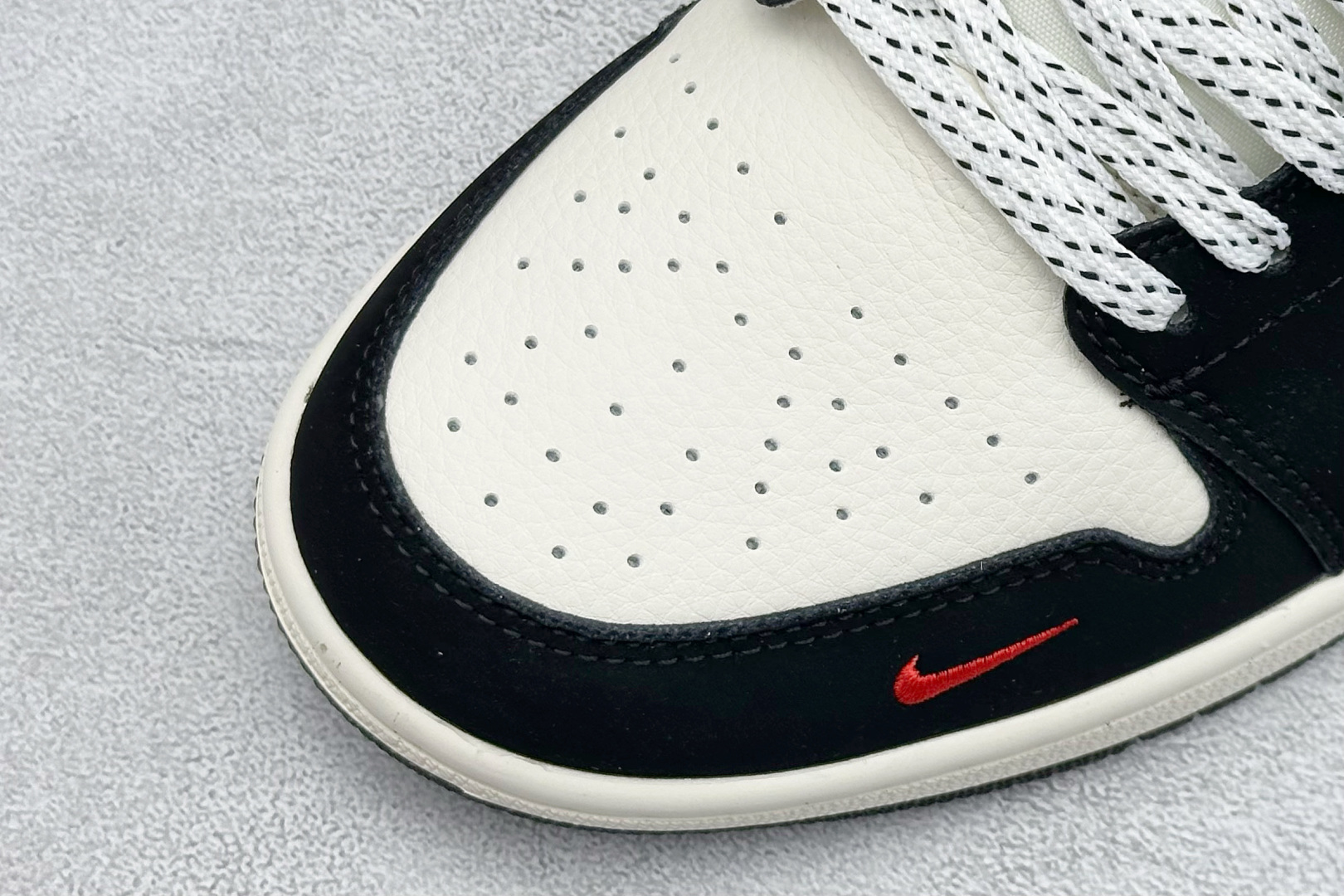 Travis Scott Air Jordan 1 Low PLAY联名合作融合了Travis Scott 独特的潮流风格 LJ8888-005