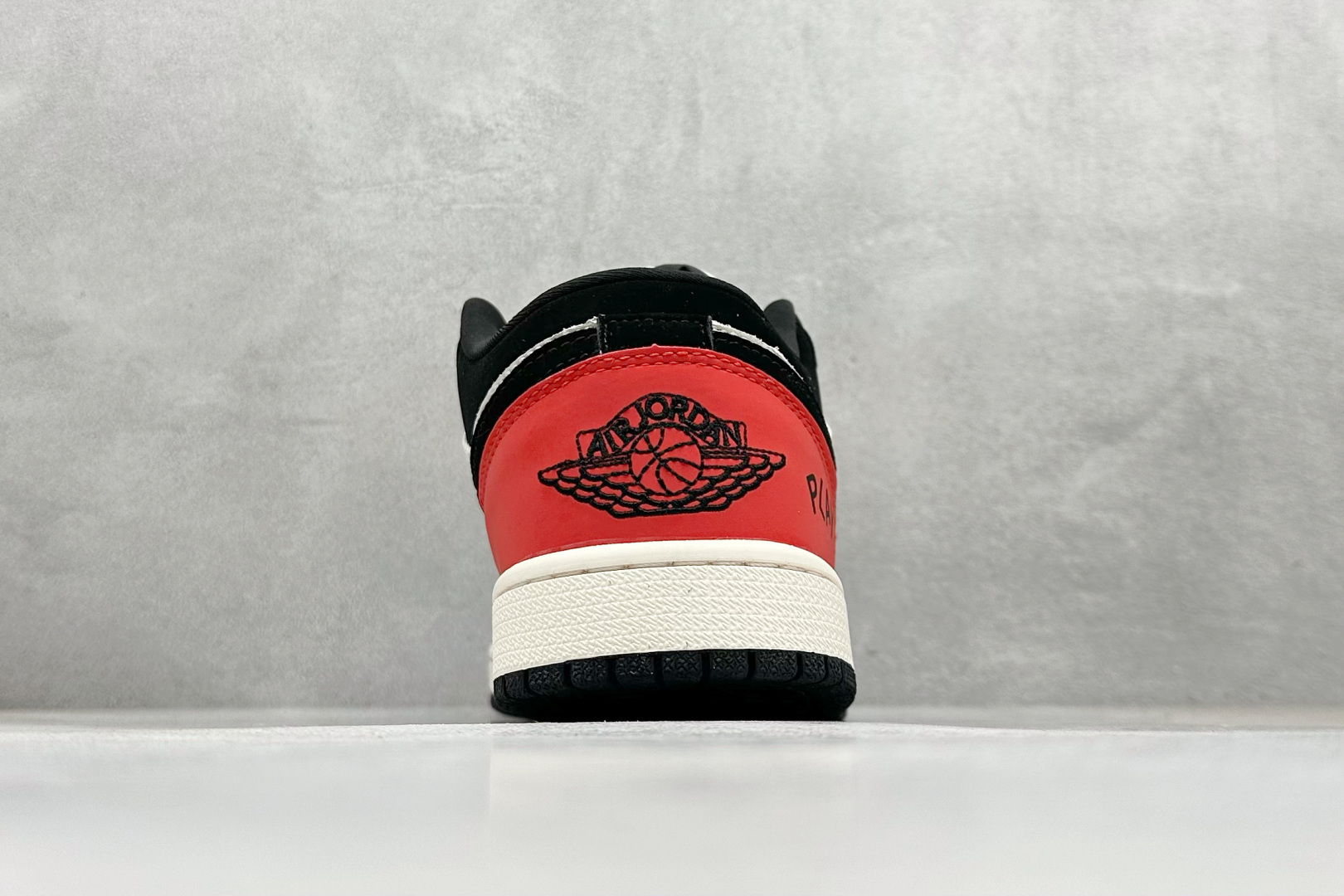 Travis Scott Air Jordan 1 Low PLAY联名合作融合了Travis Scott 独特的潮流风格 LJ8888-005