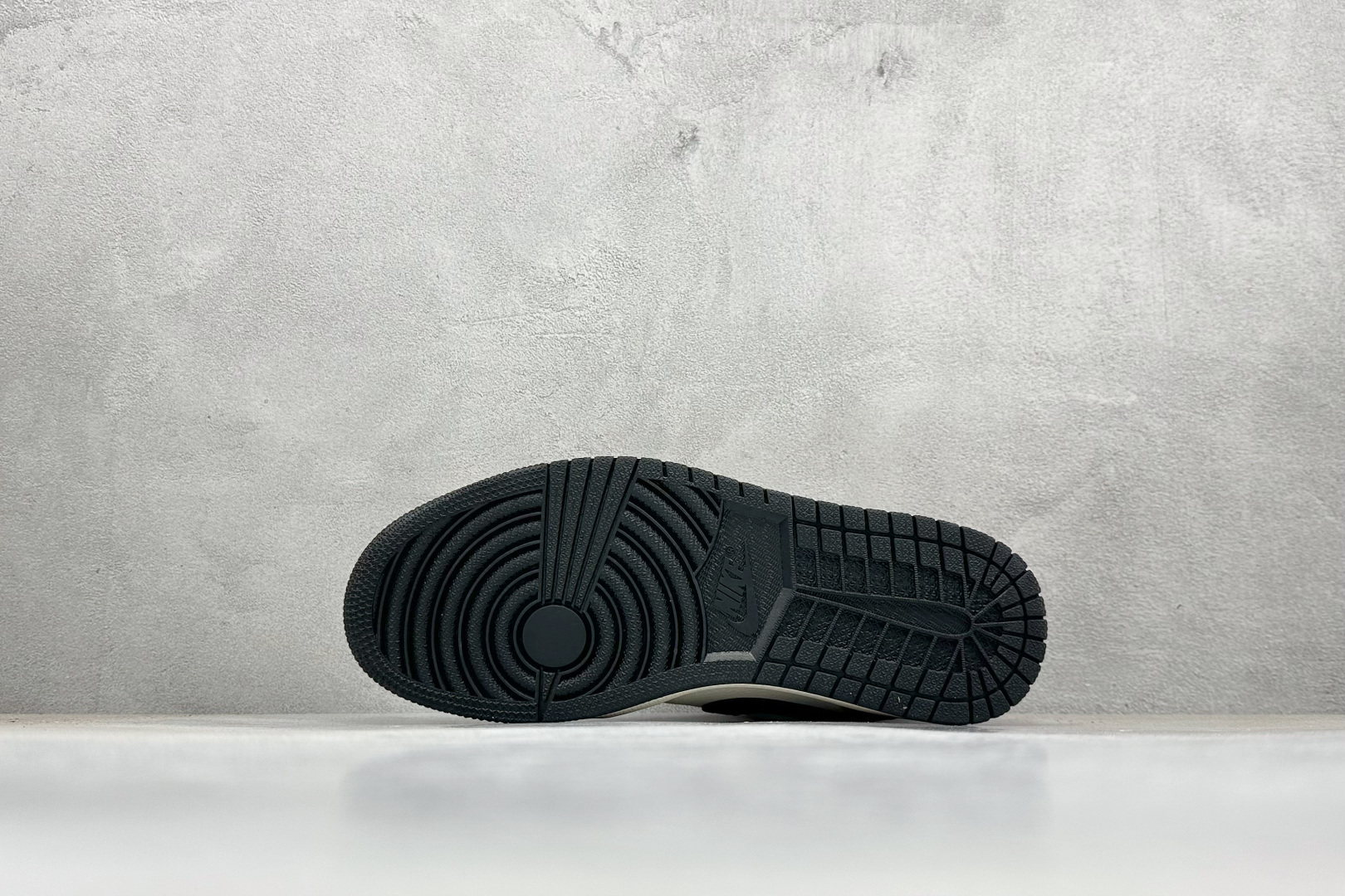 Travis Scott Air Jordan 1 Low PLAY联名合作融合了Travis Scott 独特的潮流风格 LJ8888-005