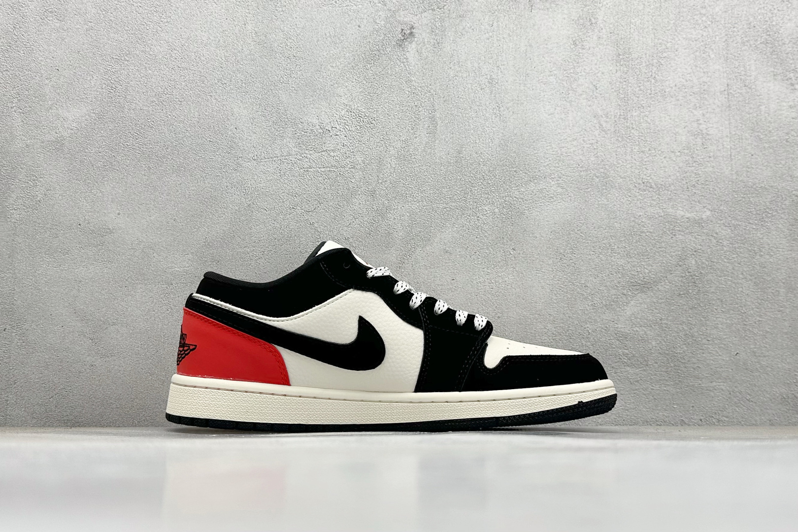 Travis Scott Air Jordan 1 Low PLAY联名合作融合了Travis Scott 独特的潮流风格 LJ8888-005