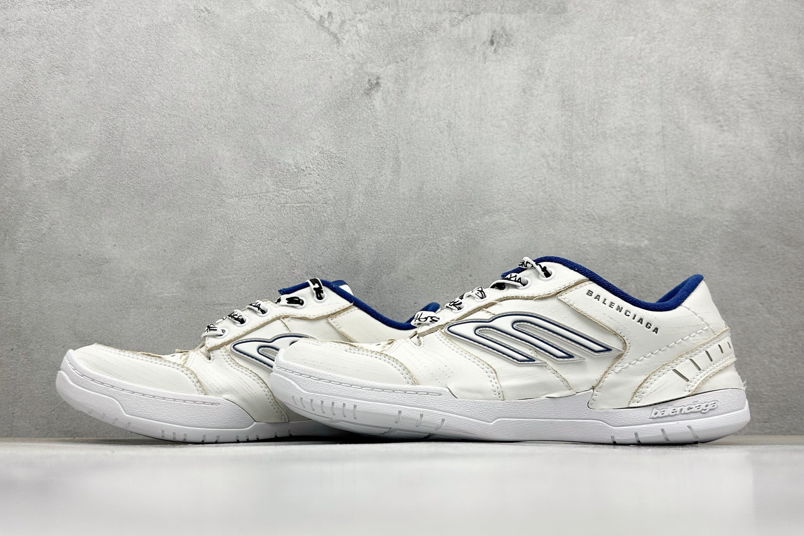 250 I8Balenciaga Hamptons Worn-Out 巴黎世家十八代 牛皮革 圆头系带 低帮 生活休闲鞋板鞋 841765WCURB