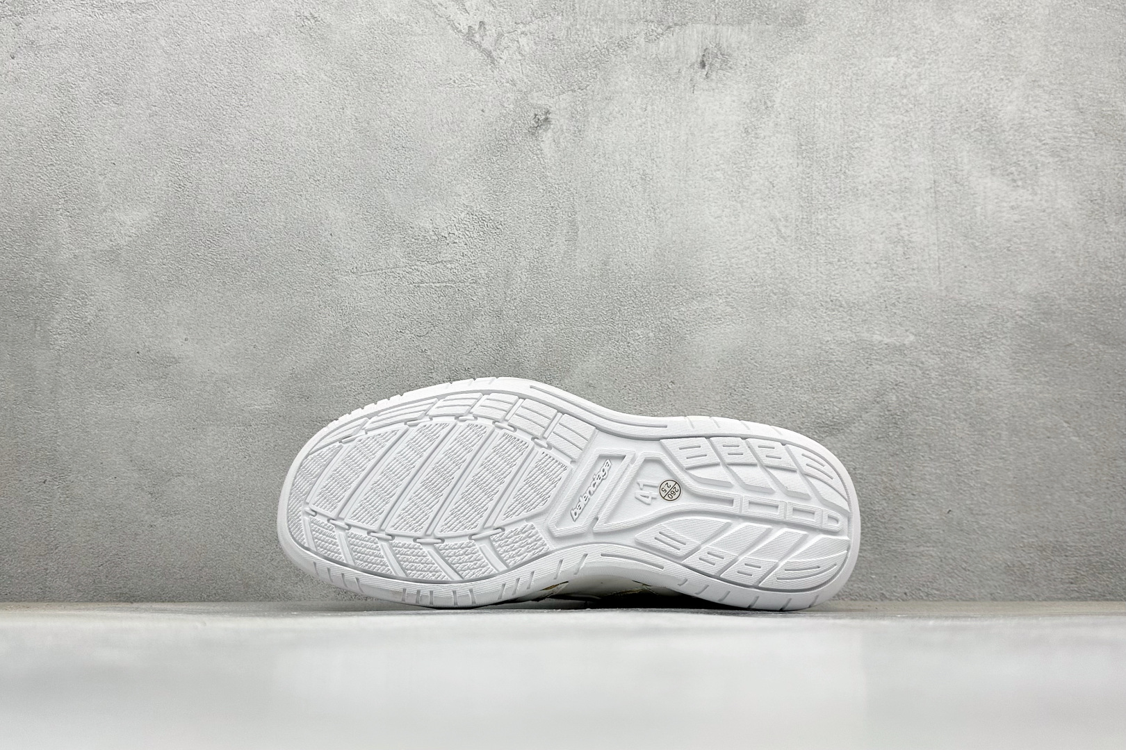 250 I8Balenciaga Hamptons Worn-Out 巴黎世家十八代 牛皮革 圆头系带 低帮 生活休闲鞋板鞋 841765WCURB