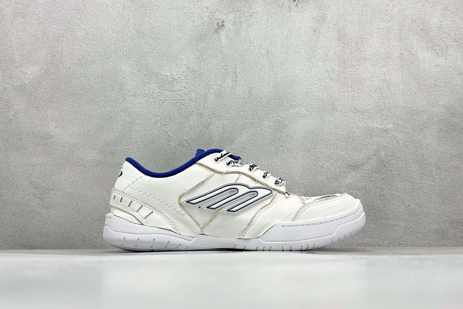 250 I8Balenciaga Hamptons Worn-Out 巴黎世家十八代 牛皮革 圆头系带 低帮 生活休闲鞋板鞋 841765WCURB