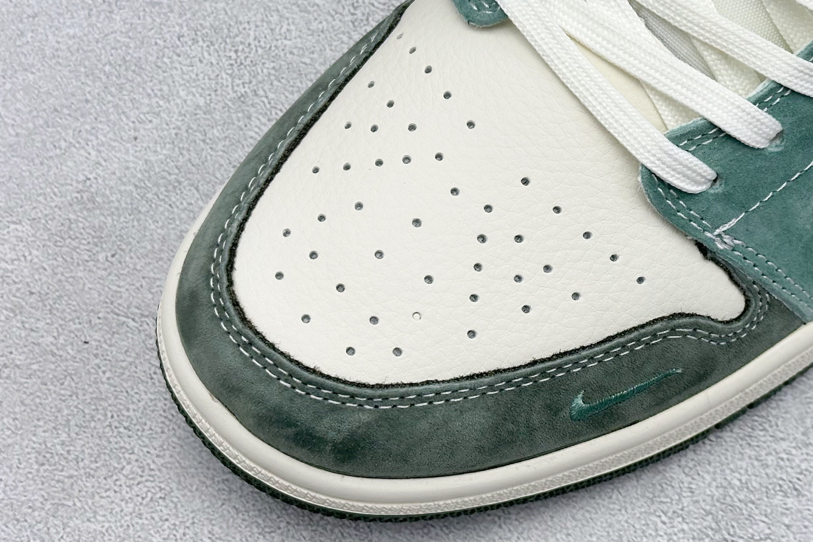 XC版Nike Jordan Air Jordan 1“古驰联名——浅绿翻毛勾” 高端定制 低帮 复古 减震 防滑 耐磨 篮球鞋 定制鞋盒 QG2025-001