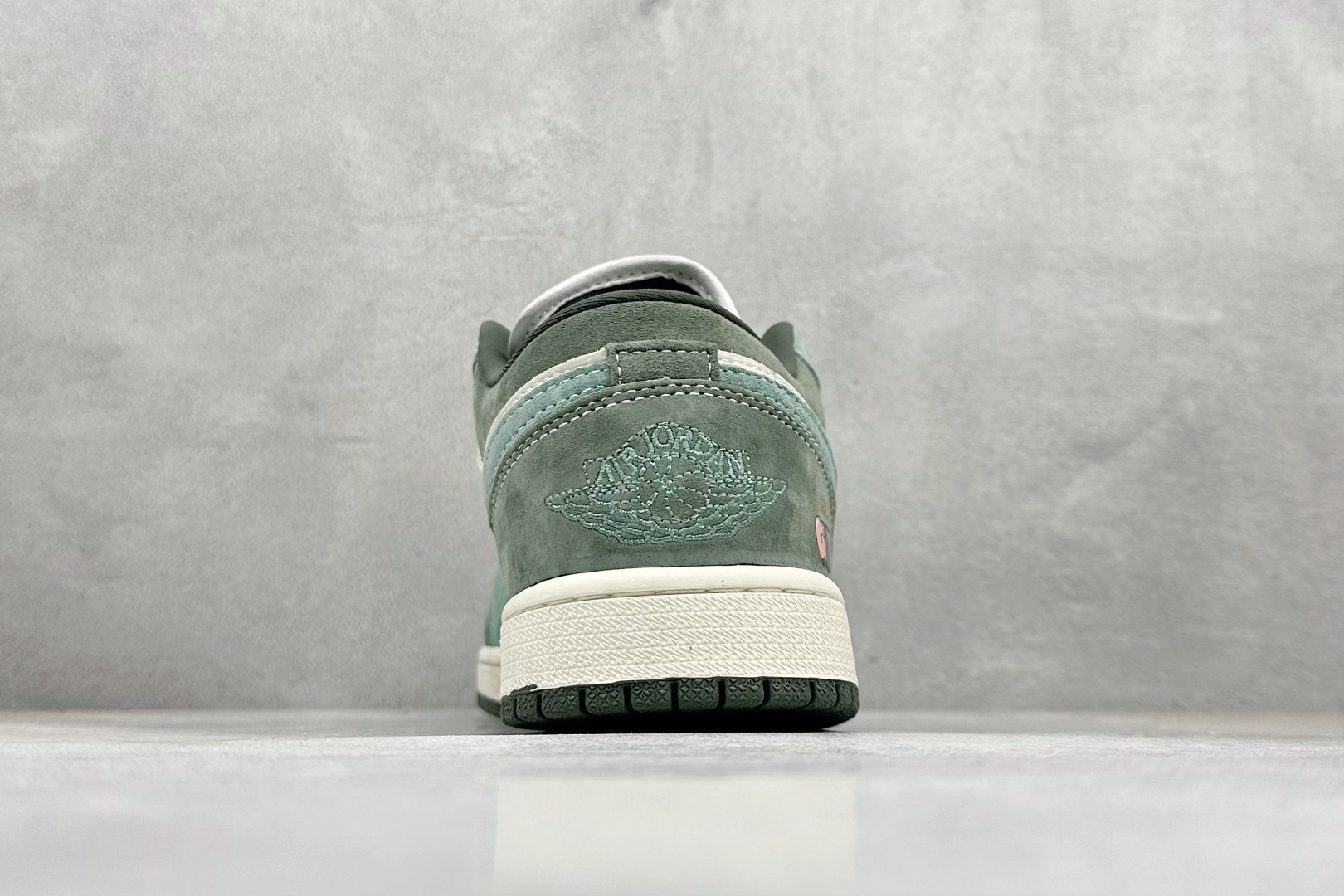 XC版Nike Jordan Air Jordan 1“古驰联名——浅绿翻毛勾” 高端定制 低帮 复古 减震 防滑 耐磨 篮球鞋 定制鞋盒 QG2025-001