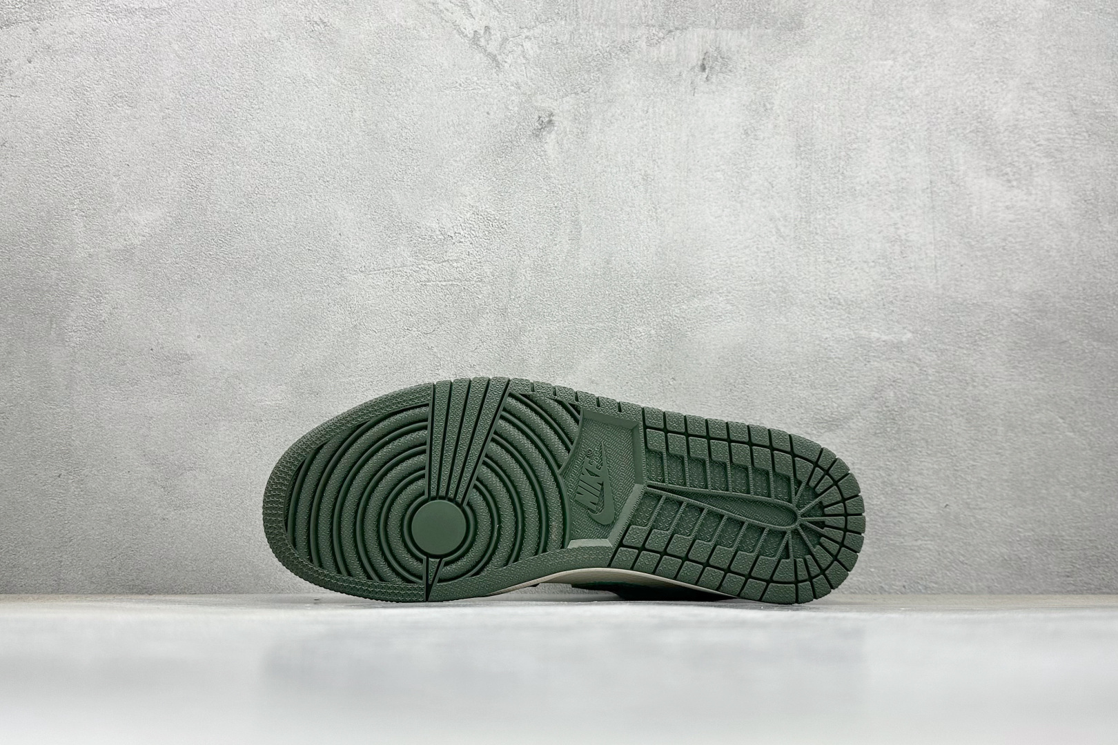 XC版Nike Jordan Air Jordan 1“古驰联名——浅绿翻毛勾” 高端定制 低帮 复古 减震 防滑 耐磨 篮球鞋 定制鞋盒 QG2025-001