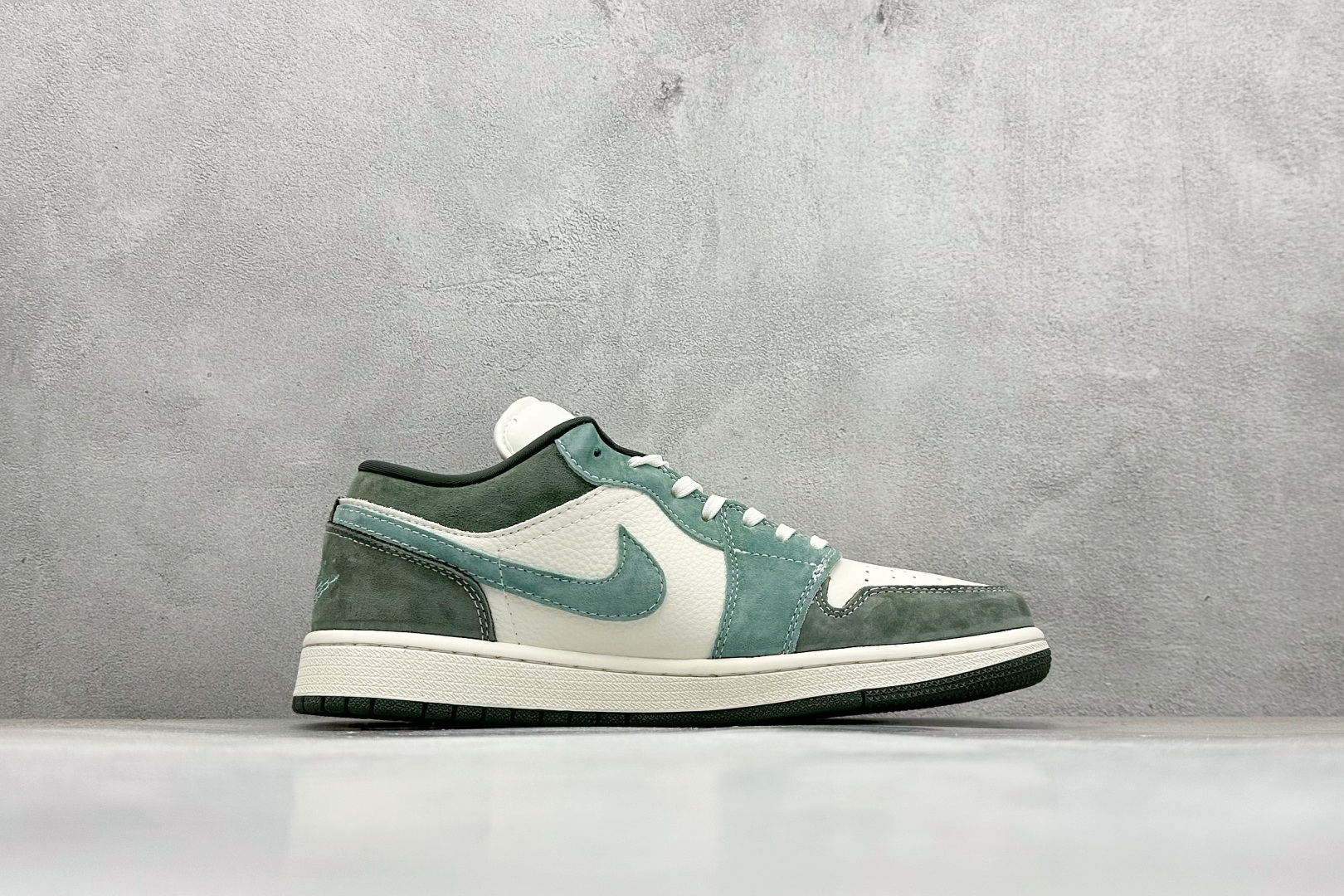XC版Nike Jordan Air Jordan 1“古驰联名——浅绿翻毛勾” 高端定制 低帮 复古 减震 防滑 耐磨 篮球鞋 定制鞋盒 QG2025-001