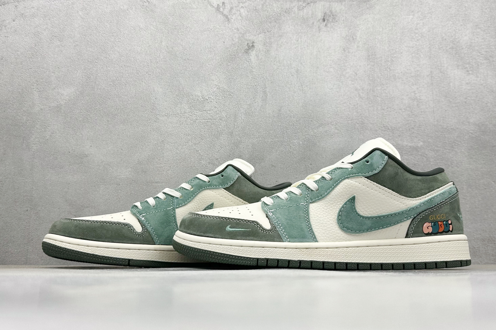 XC版Nike Jordan Air Jordan 1“古驰联名——浅绿翻毛勾” 高端定制 低帮 复古 减震 防滑 耐磨 篮球鞋 定制鞋盒 QG2025-001