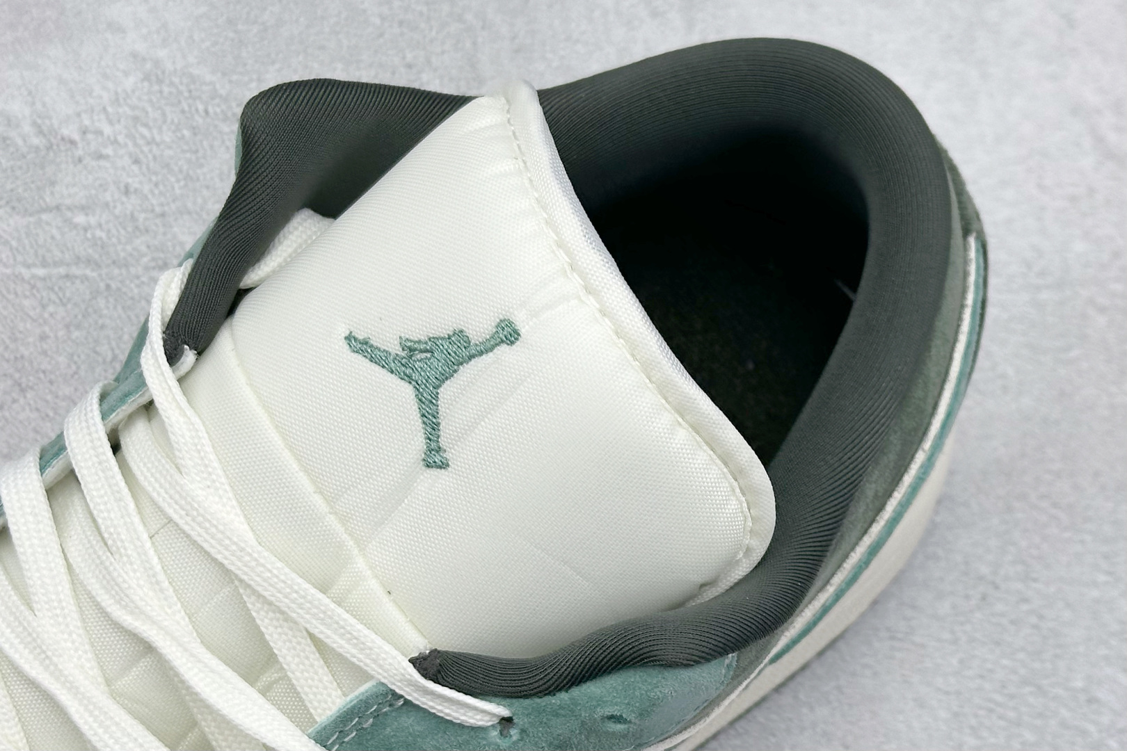 XC版Nike Jordan Air Jordan 1“古驰联名——浅绿翻毛勾” 高端定制 低帮 复古 减震 防滑 耐磨 篮球鞋 定制鞋盒 QG2025-001