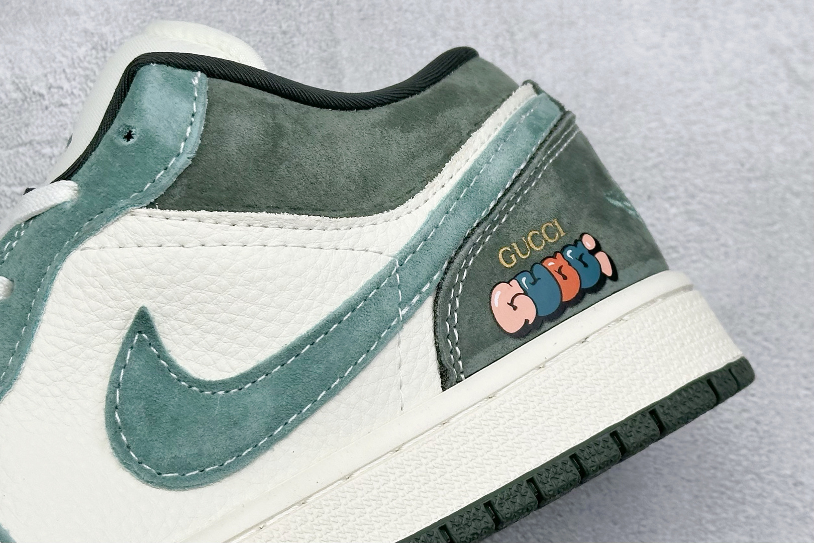 XC版Nike Jordan Air Jordan 1“古驰联名——浅绿翻毛勾” 高端定制 低帮 复古 减震 防滑 耐磨 篮球鞋 定制鞋盒 QG2025-001