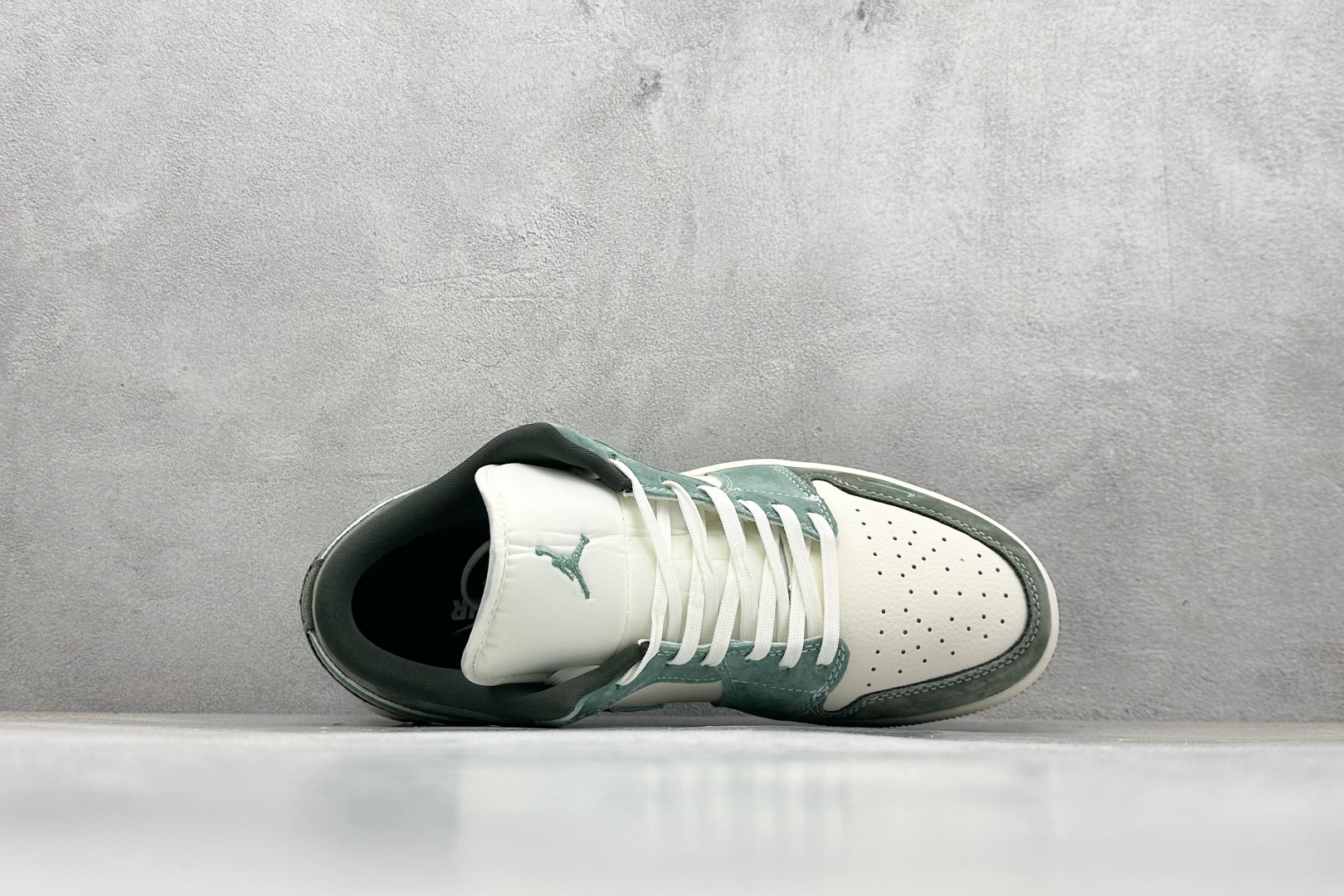 XC版Nike Jordan Air Jordan 1“古驰联名——浅绿翻毛勾” 高端定制 低帮 复古 减震 防滑 耐磨 篮球鞋 定制鞋盒 QG2025-001