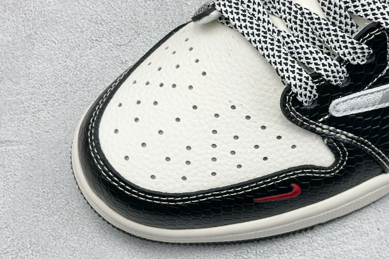 Travis Scott x Nike Air Jordan 1 Low x Hello Kitty Air Jordan 1 Low 反转黑白小勾满天星倒钩 HS8068-065