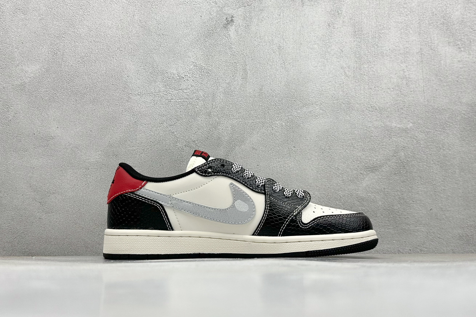 Travis Scott x Nike Air Jordan 1 Low x Hello Kitty Air Jordan 1 Low 反转黑白小勾满天星倒钩 HS8068-065