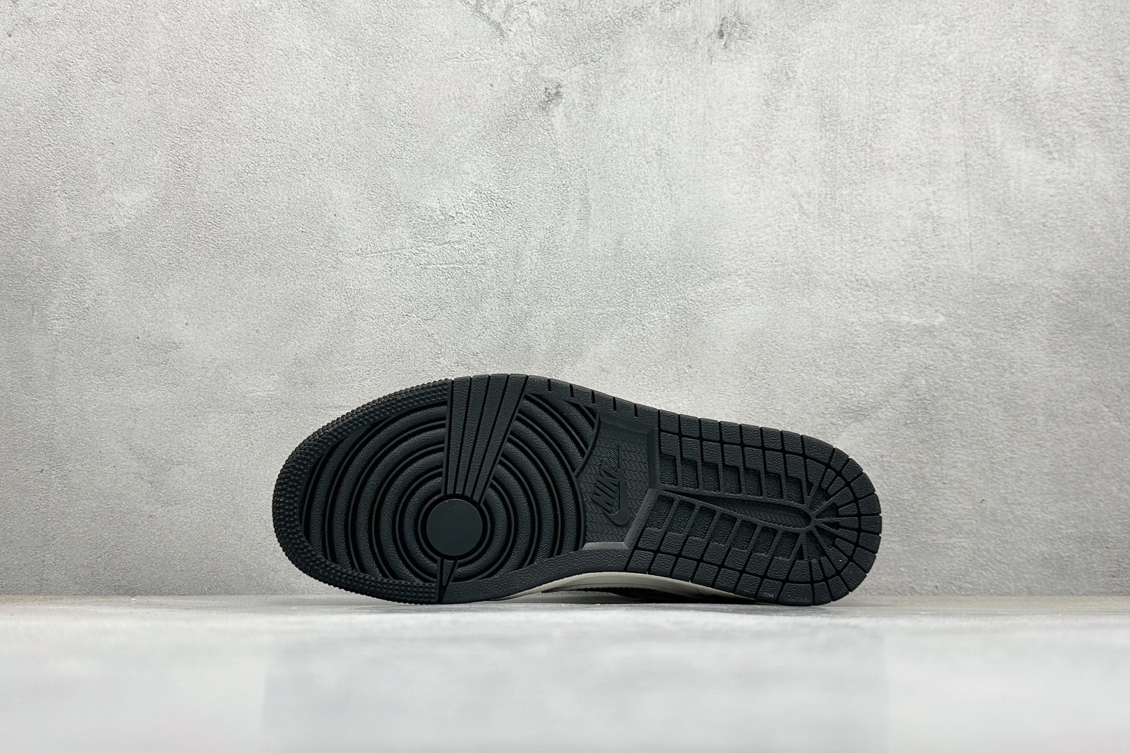 Travis Scott x Nike Air Jordan 1 Low x Hello Kitty Air Jordan 1 Low 反转黑白小勾满天星倒钩 HS8068-065