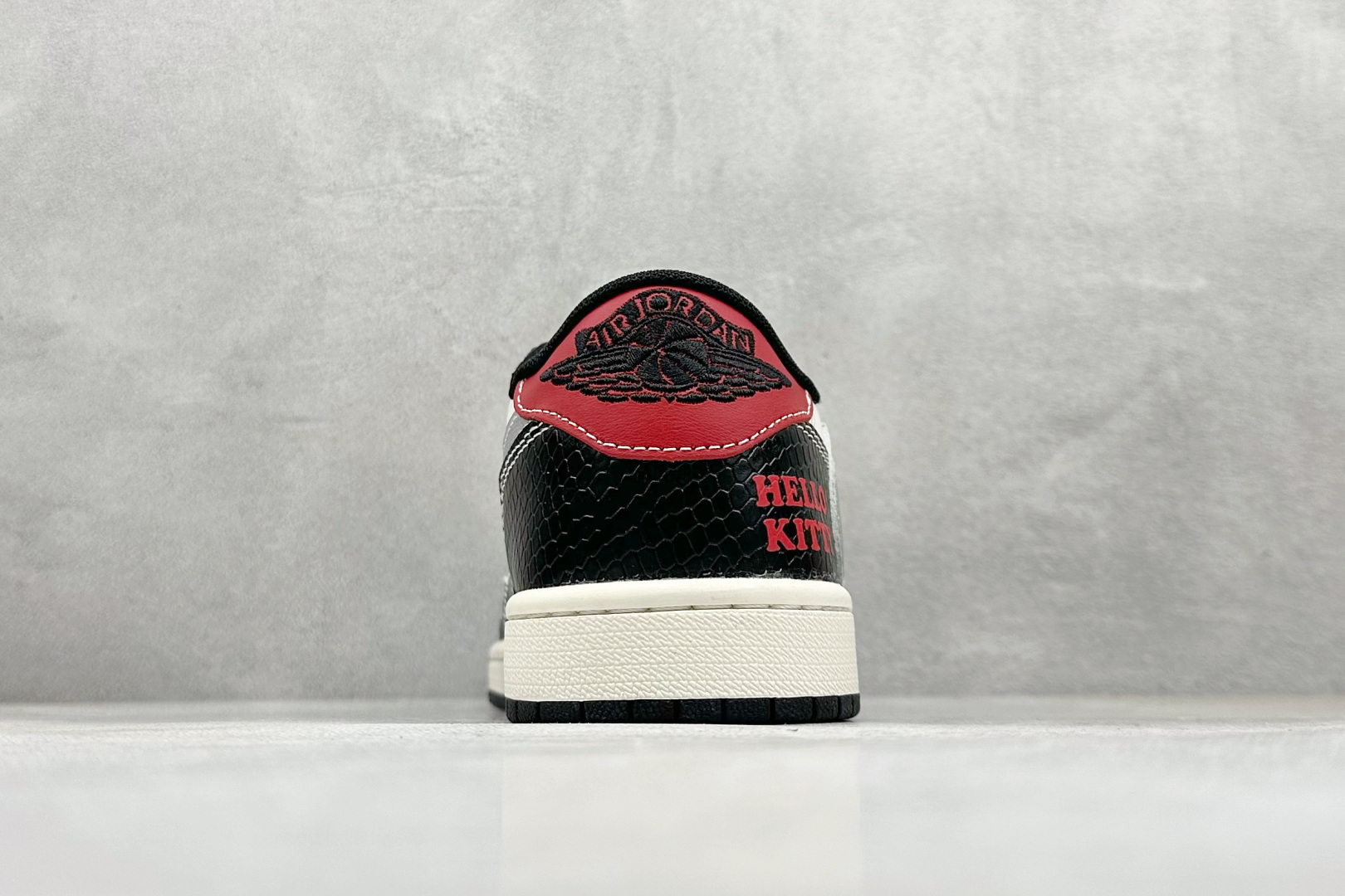 Travis Scott x Nike Air Jordan 1 Low x Hello Kitty Air Jordan 1 Low 反转黑白小勾满天星倒钩 HS8068-065