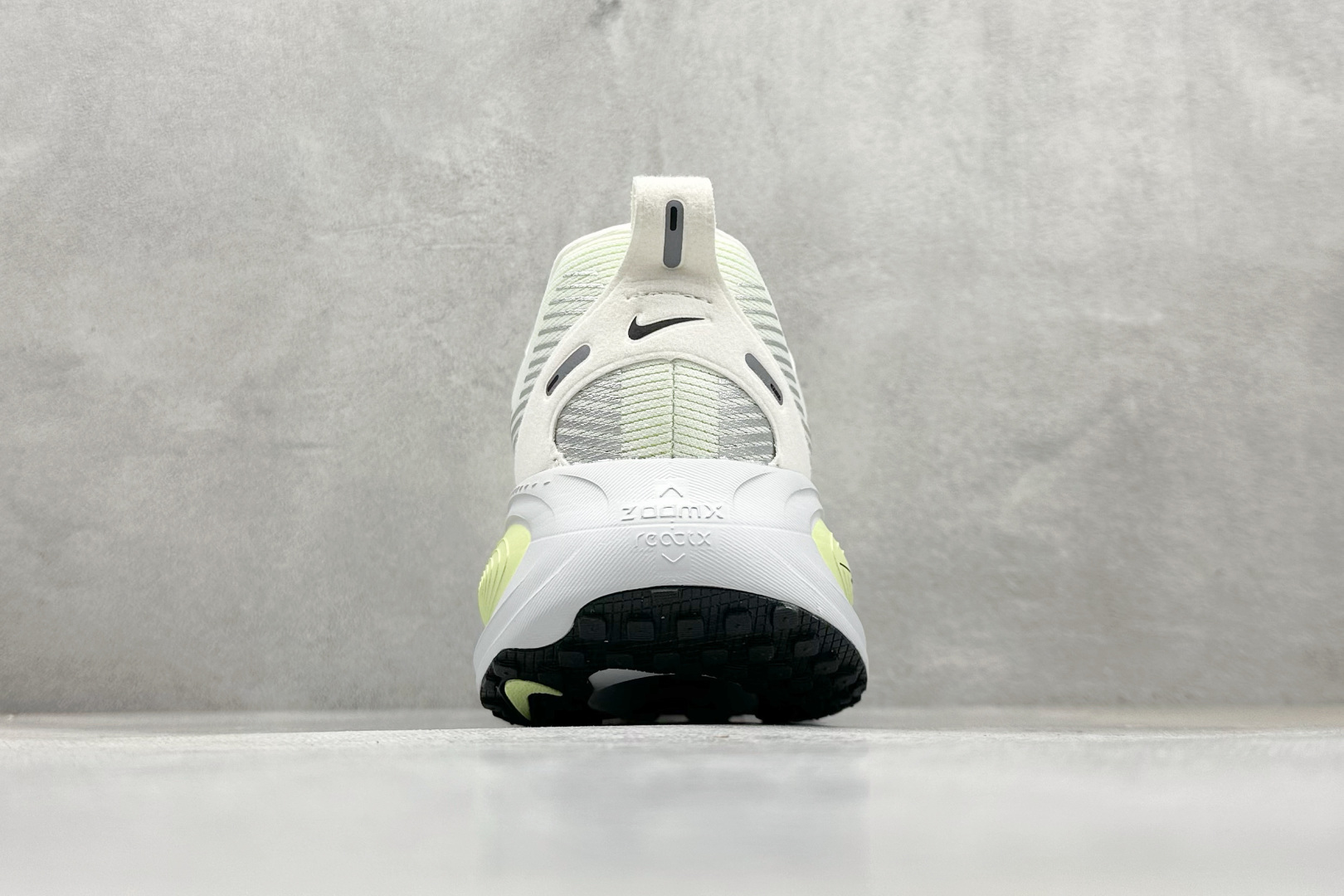 180 RS版 NK Zoom VOMERO 18 轻量跑鞋 耐克网透面气 训跑练步鞋 HM6804-107