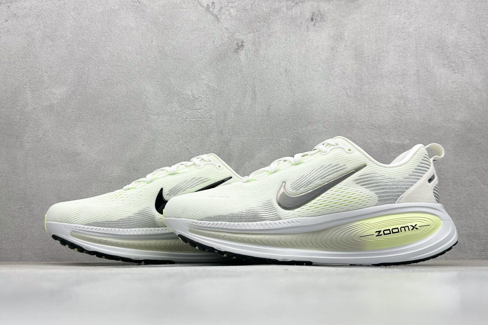 180 RS版 NK Zoom VOMERO 18 轻量跑鞋 耐克网透面气 训跑练步鞋 HM6804-107