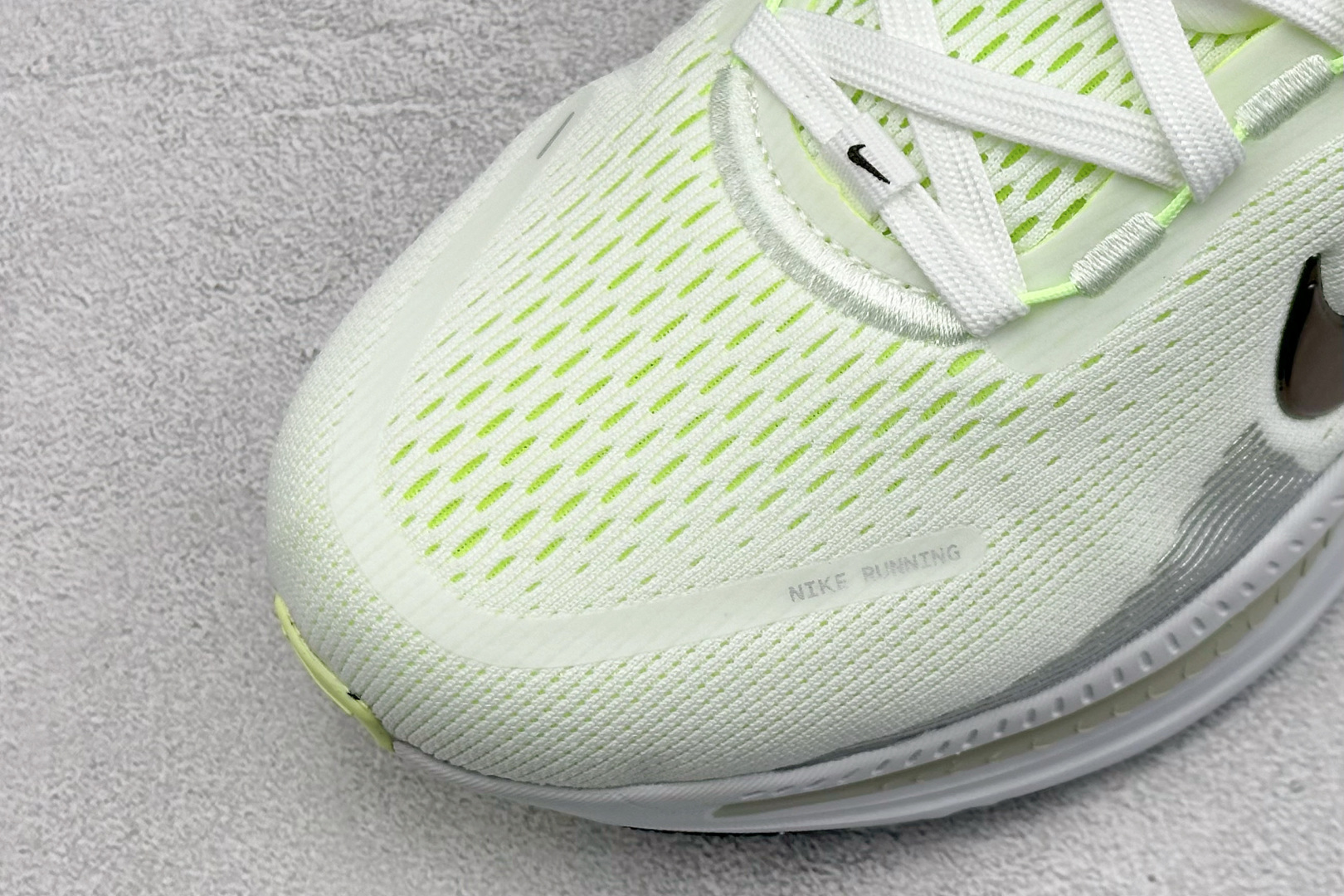 180 RS版 NK Zoom VOMERO 18 轻量跑鞋 耐克网透面气 训跑练步鞋 HM6804-107