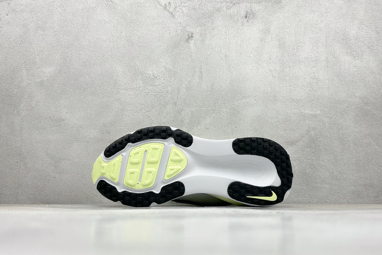 180 RS版 NK Zoom VOMERO 18 轻量跑鞋 耐克网透面气 训跑练步鞋 HM6804-107